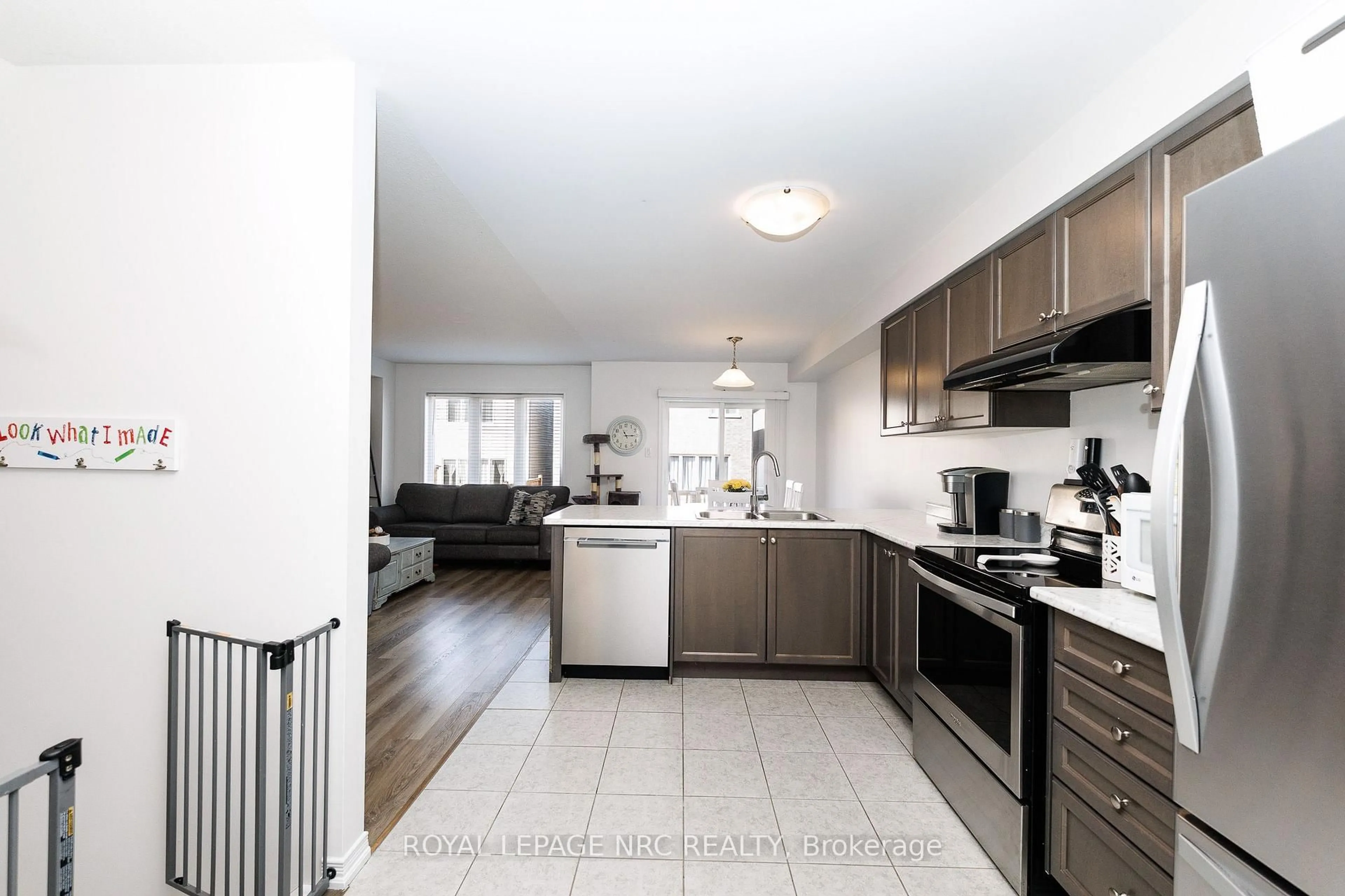 Open concept kitchen, wood/laminate floor for 7794 White Pine Cres, Niagara Falls Ontario L2H 3R4