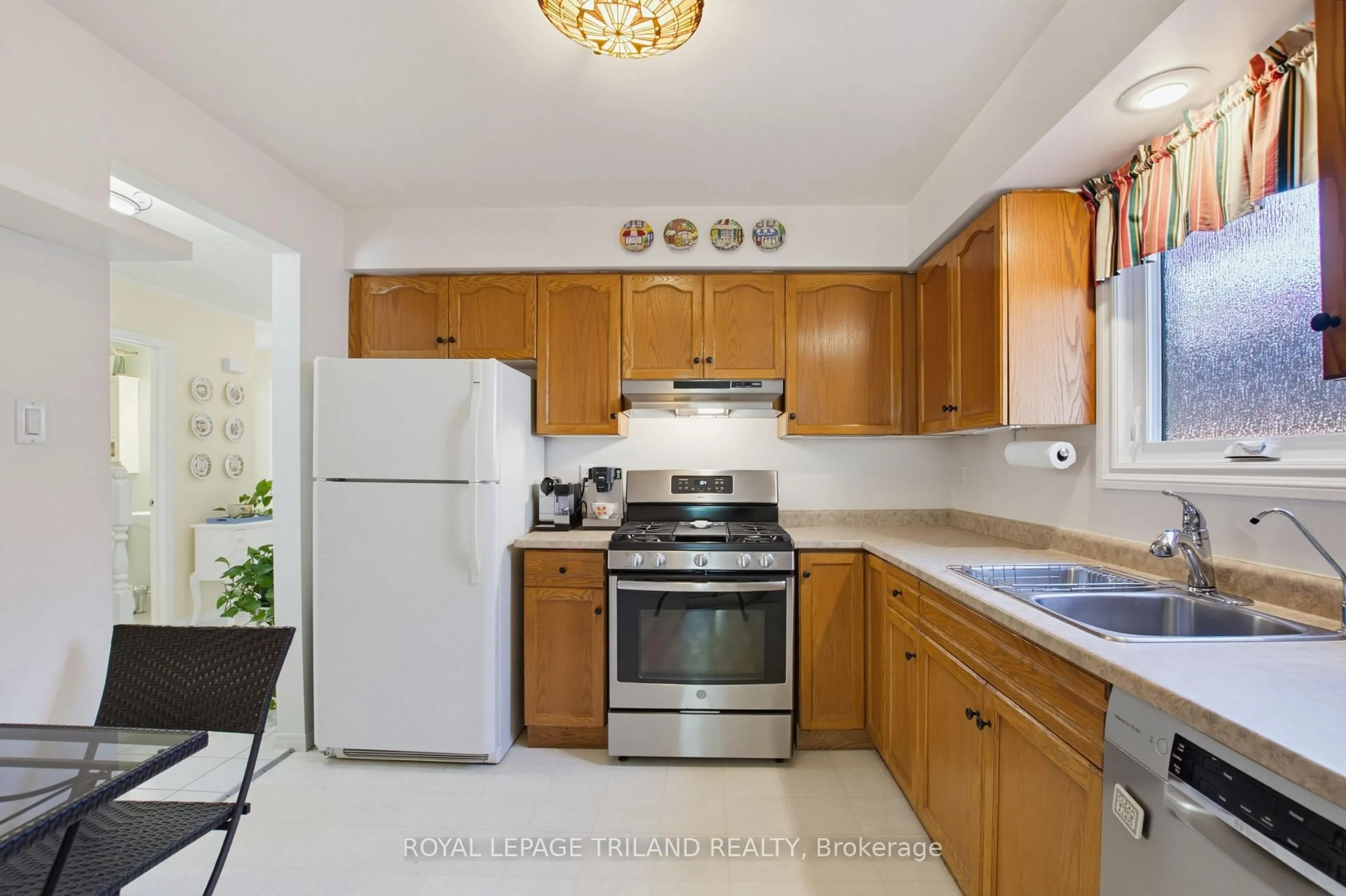 Standard kitchen, ceramic/tile floor for 117 Bournemouth Dr, London East Ontario N5V 4T1