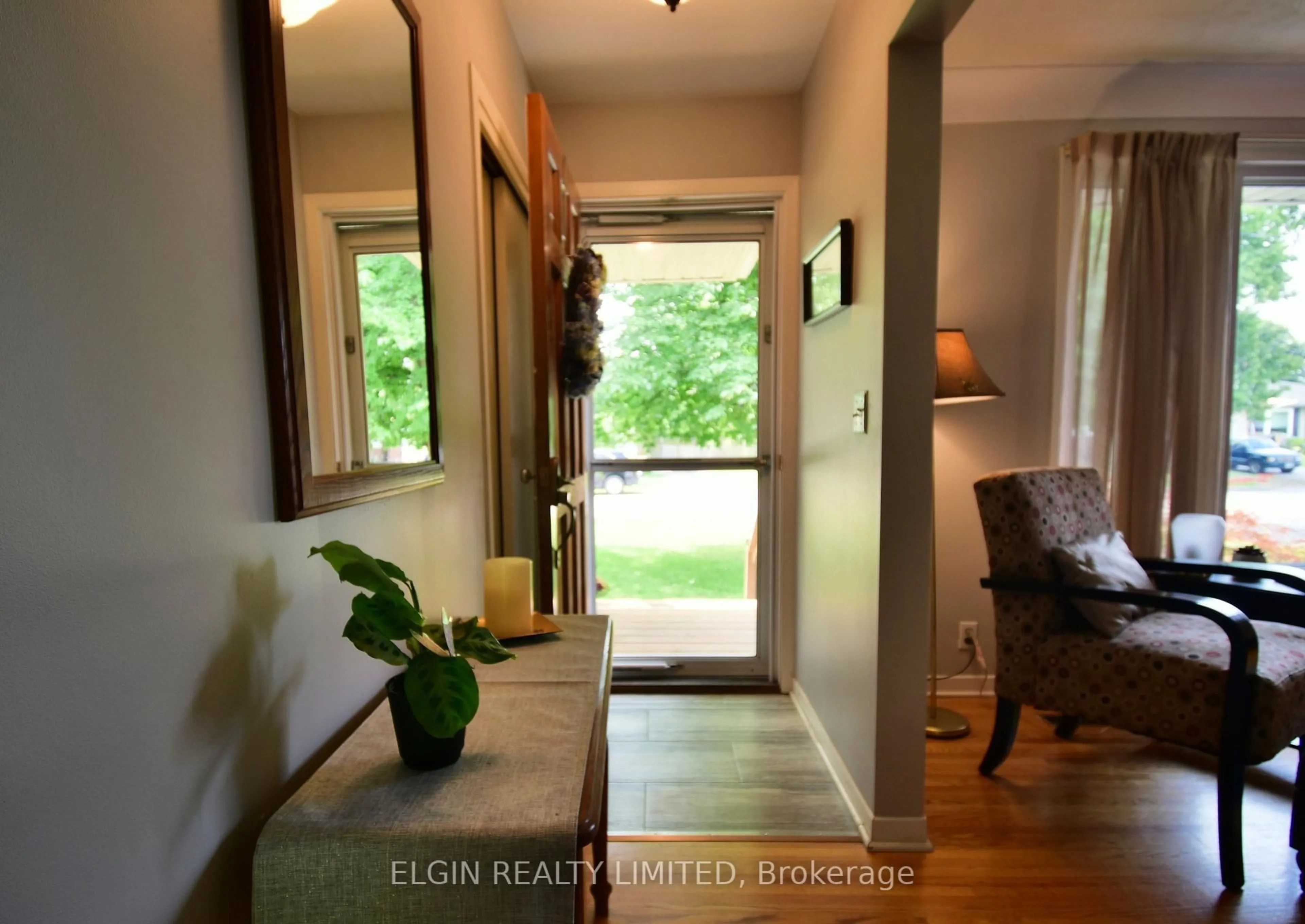 Indoor entryway for 15 Steele St, St. Thomas Ontario N5R 2Y2
