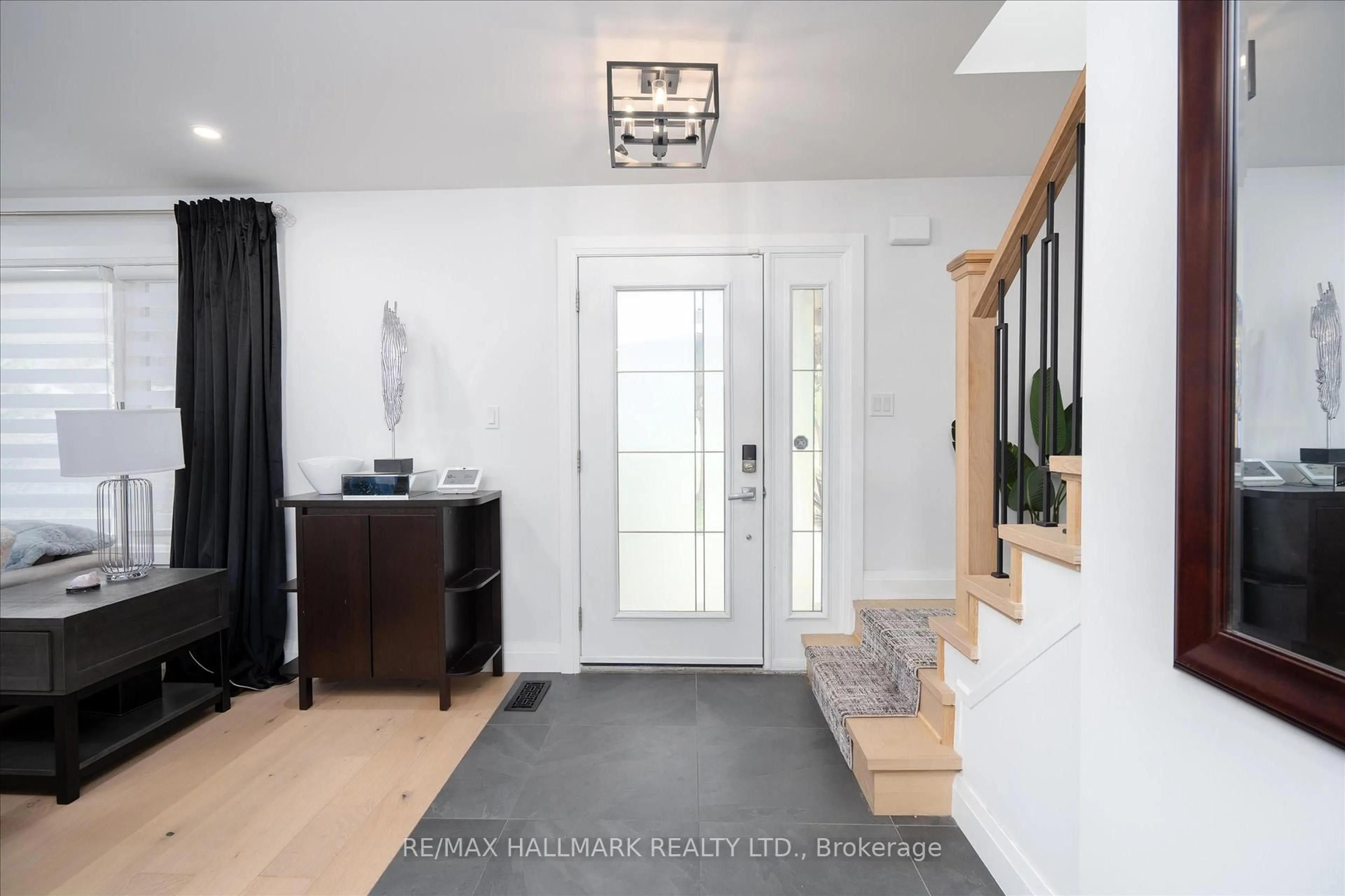 Indoor entryway for 119 Charlotte Pl, Kitchener Ontario N2B 2K4
