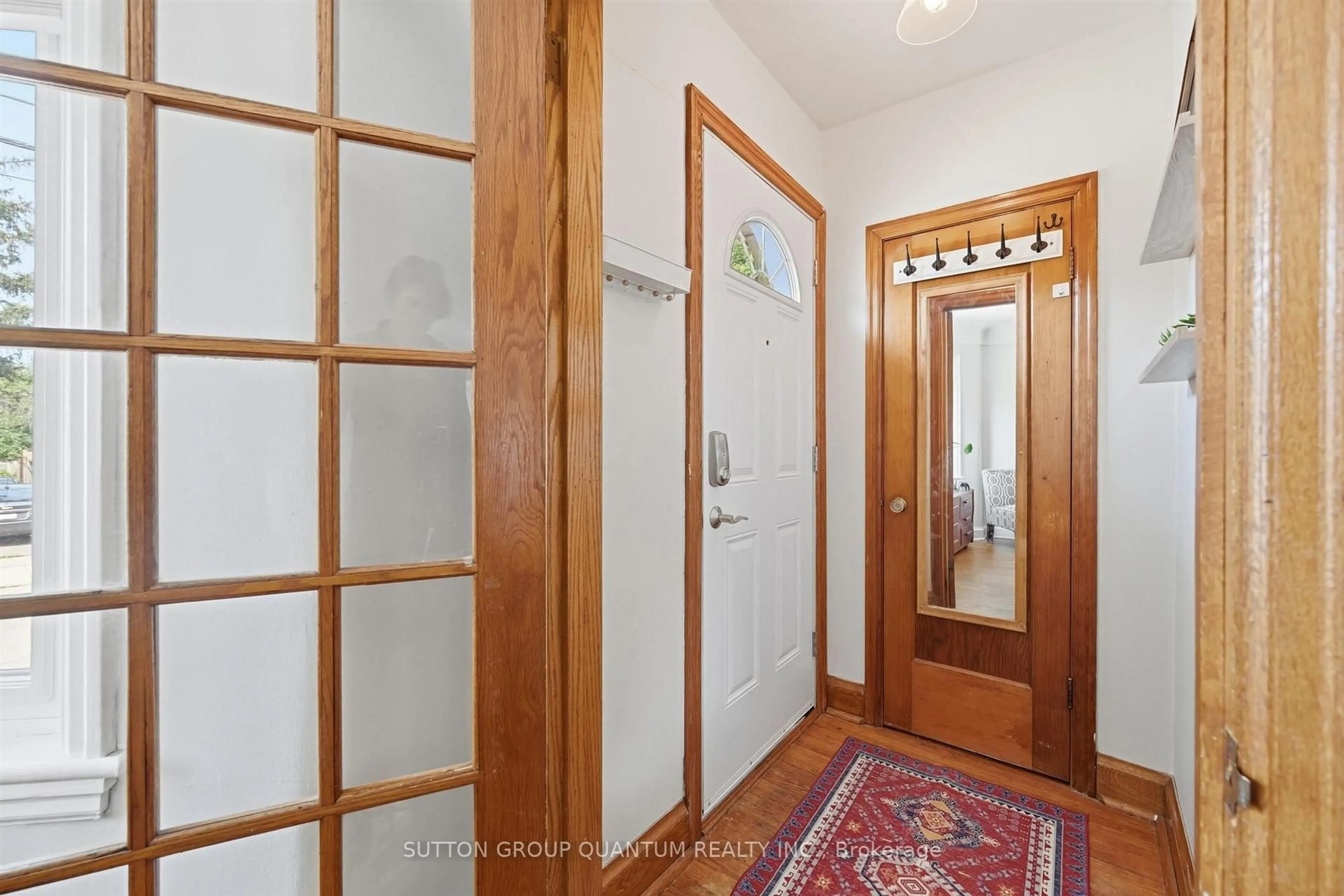 Indoor entryway for 151 East 16th St, Hamilton Ontario L9A 4J4
