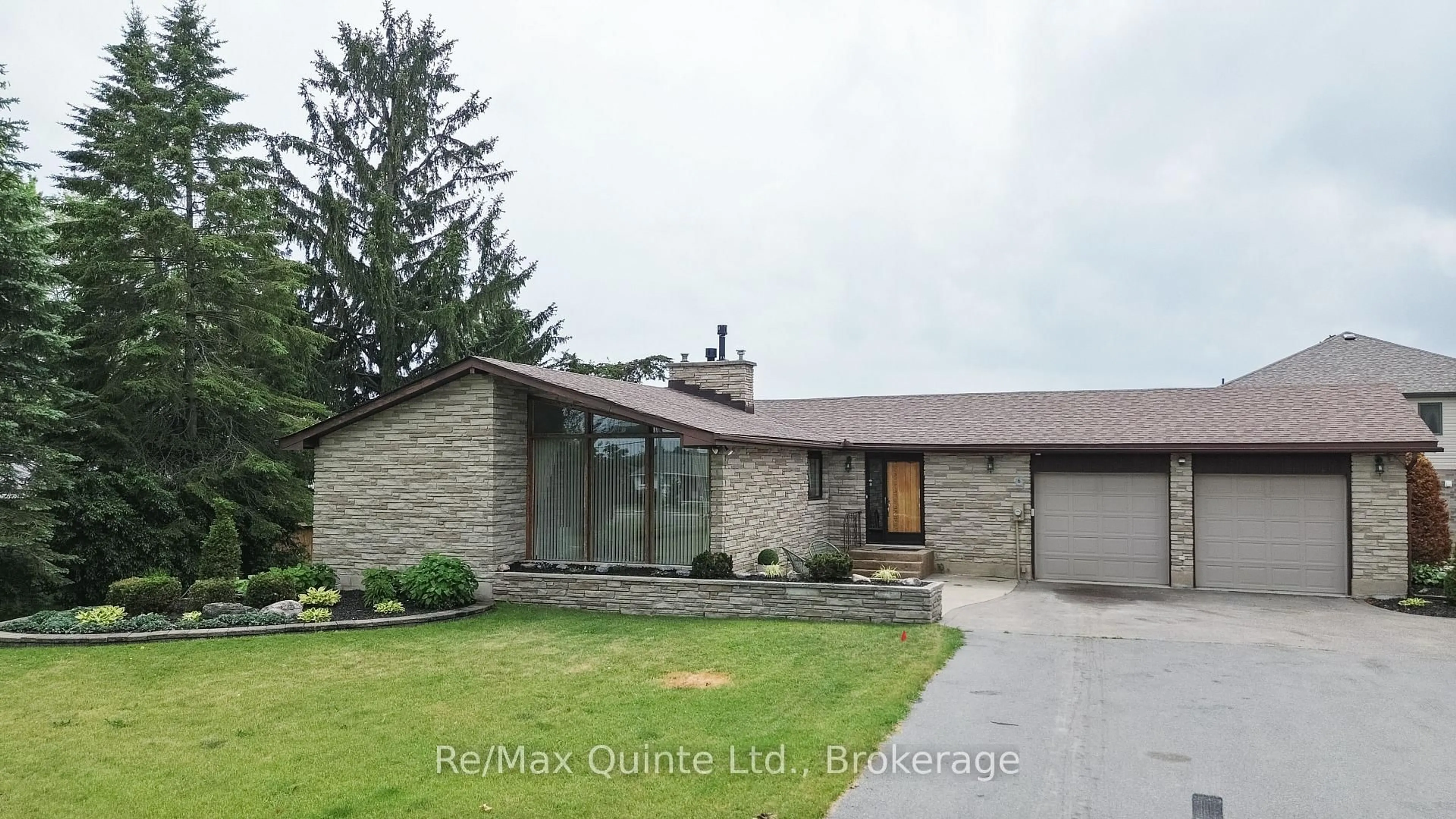 Home with brick exterior material, building for 366 Farnham Rd, Belleville Ontario K8N 4Z5