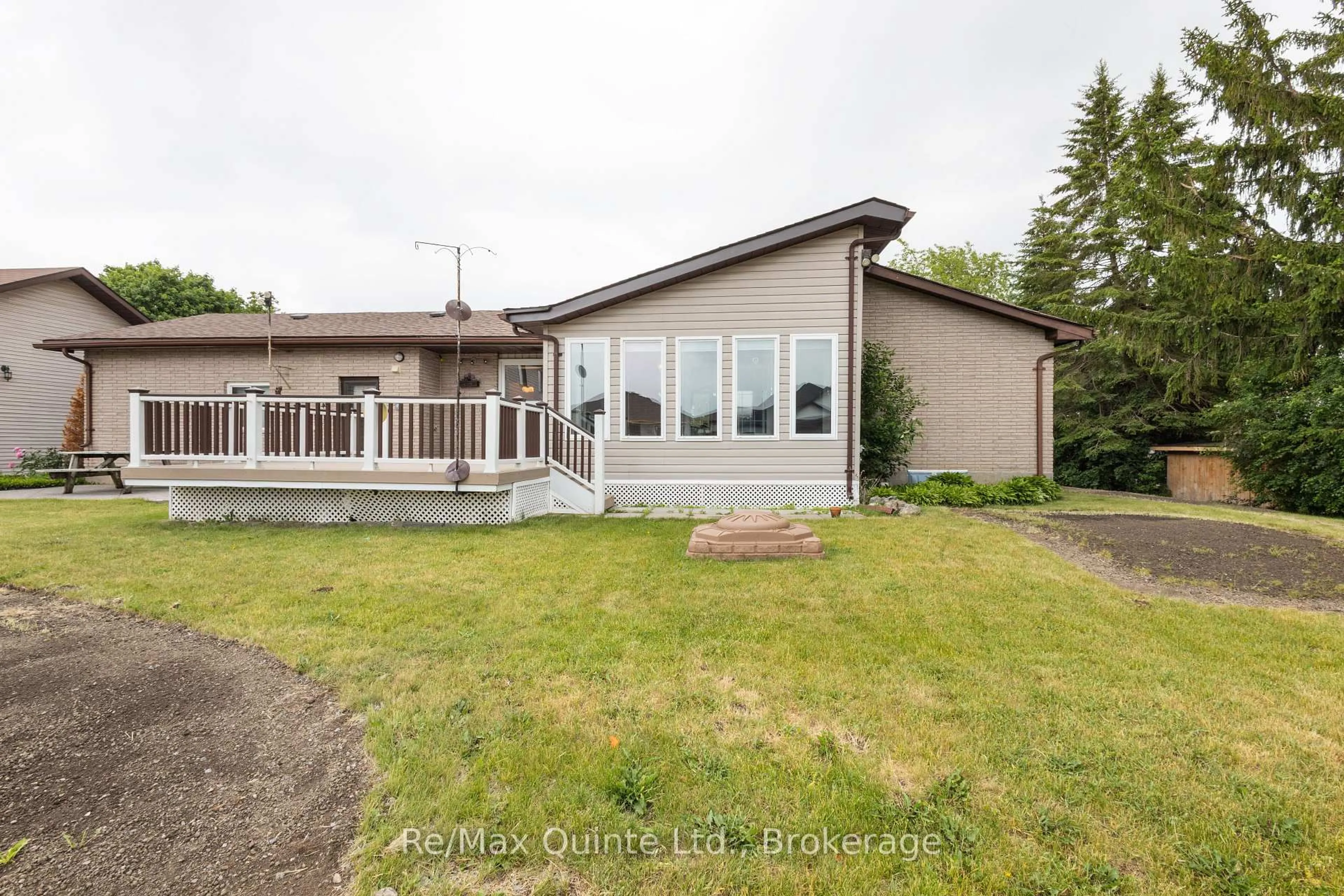 A pic from outside/outdoor area/front of a property/back of a property/a pic from drone, water/lake/river/ocean view for 366 Farnham Rd, Belleville Ontario K8N 4Z5