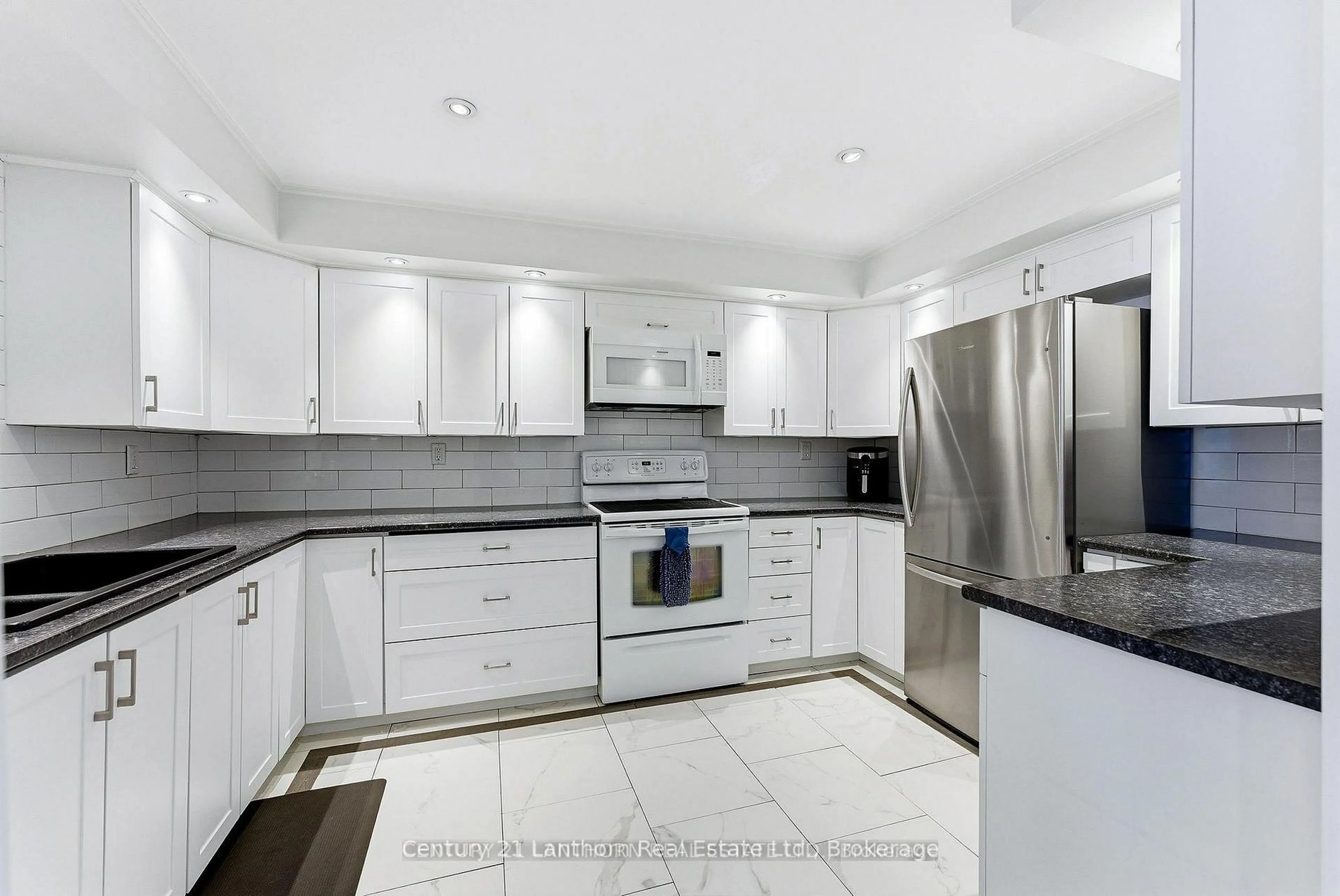 Standard kitchen, ceramic/tile floor for 115 Ridley St, Prince Edward County Ontario K8N 4Z1