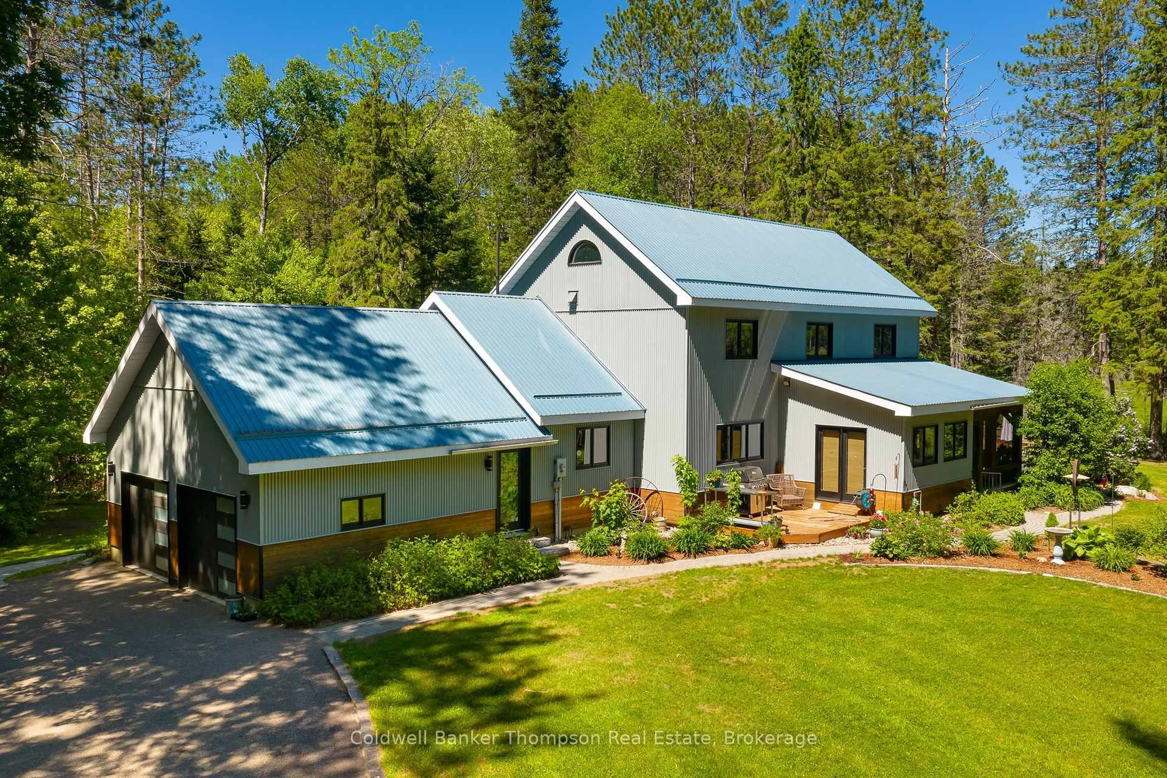 A pic from outside/outdoor area/front of a property/back of a property/a pic from drone, unknown for 1095 Williamsport Rd, Huntsville Ontario P1H 2J4