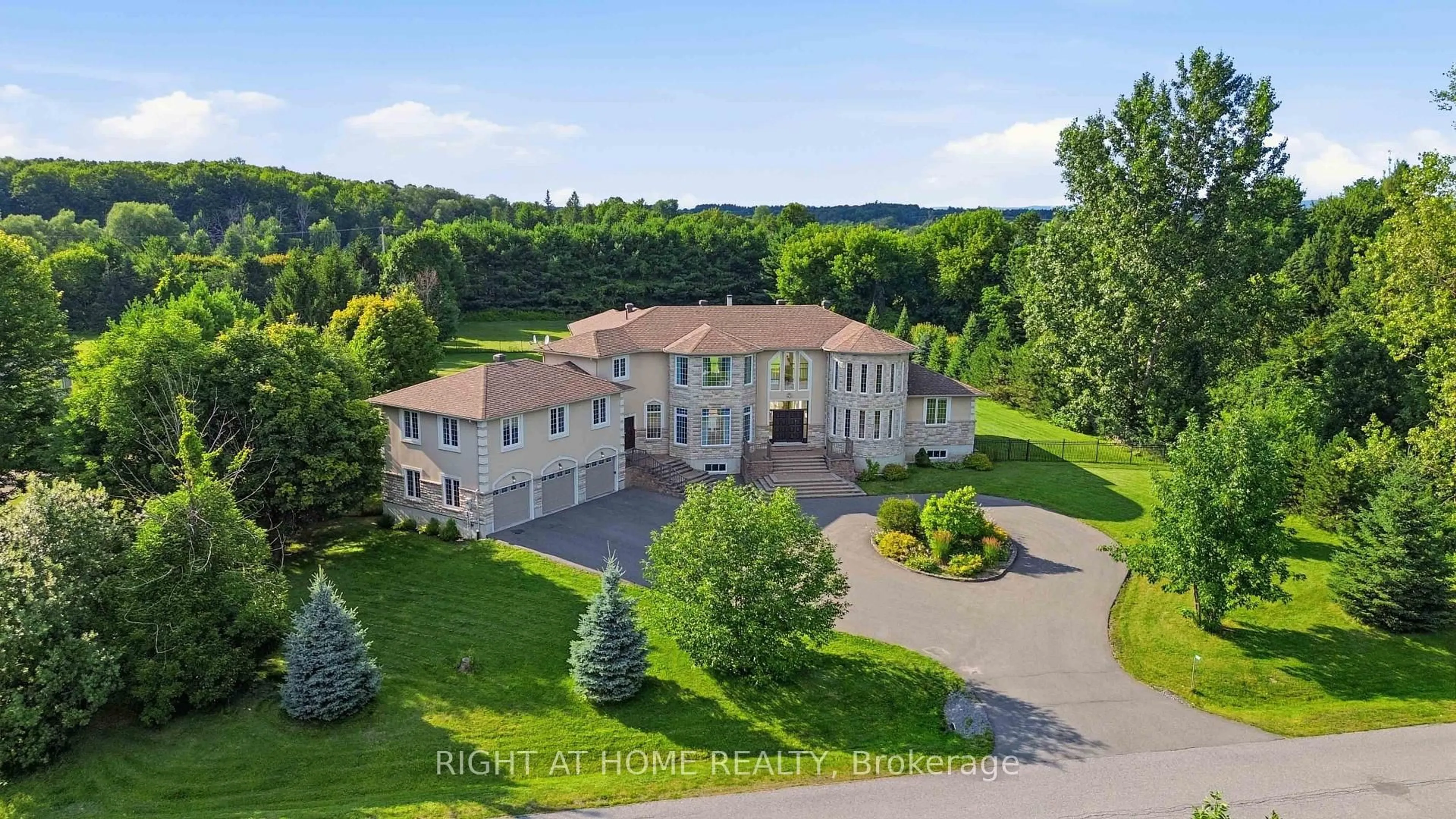 A pic from outside/outdoor area/front of a property/back of a property/a pic from drone, building for 1607 Landel Dr, Ottawa Ontario K2W 1C2
