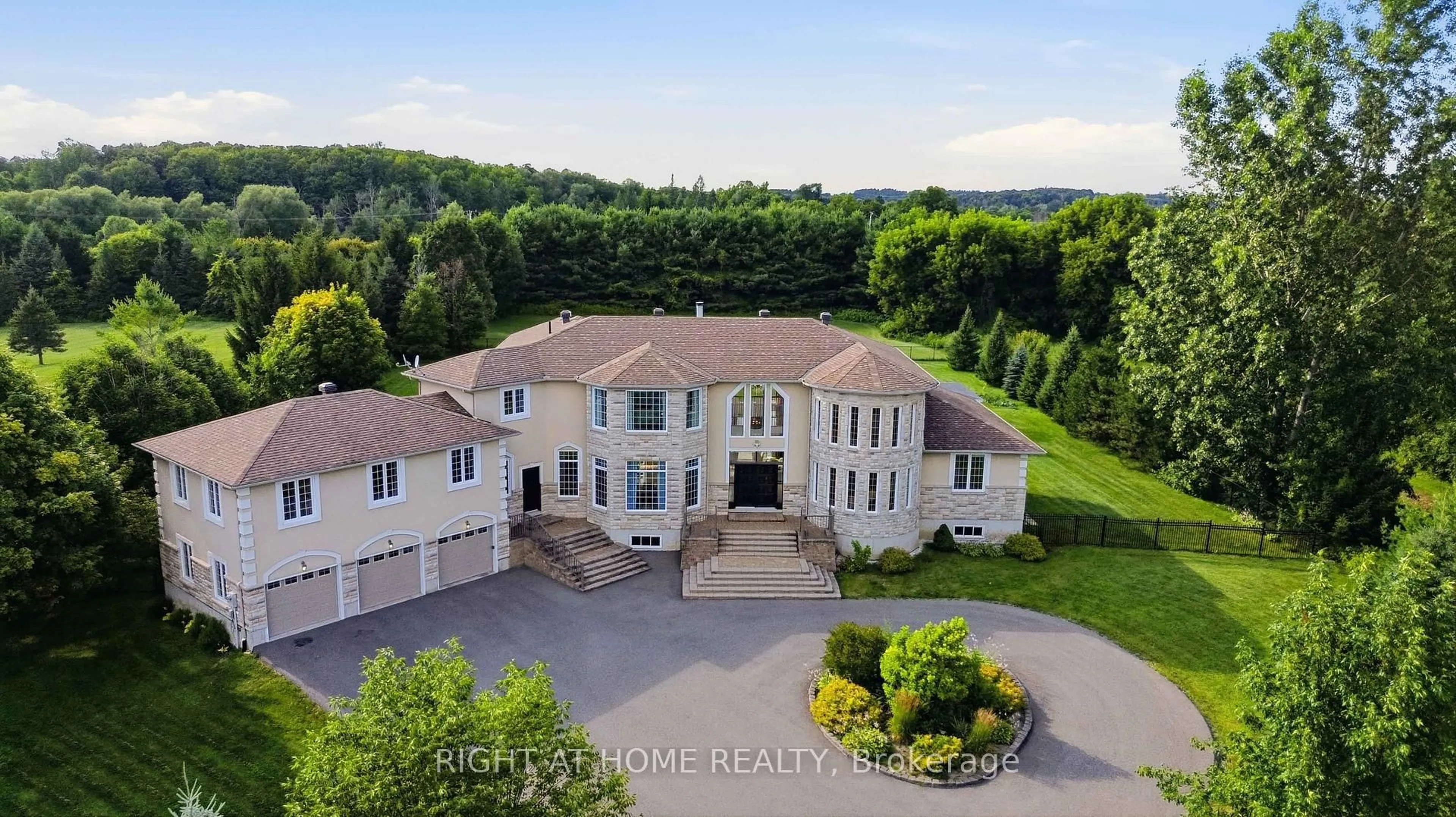 A pic from outside/outdoor area/front of a property/back of a property/a pic from drone, unknown for 1607 Landel Dr, Ottawa Ontario K2W 1C2