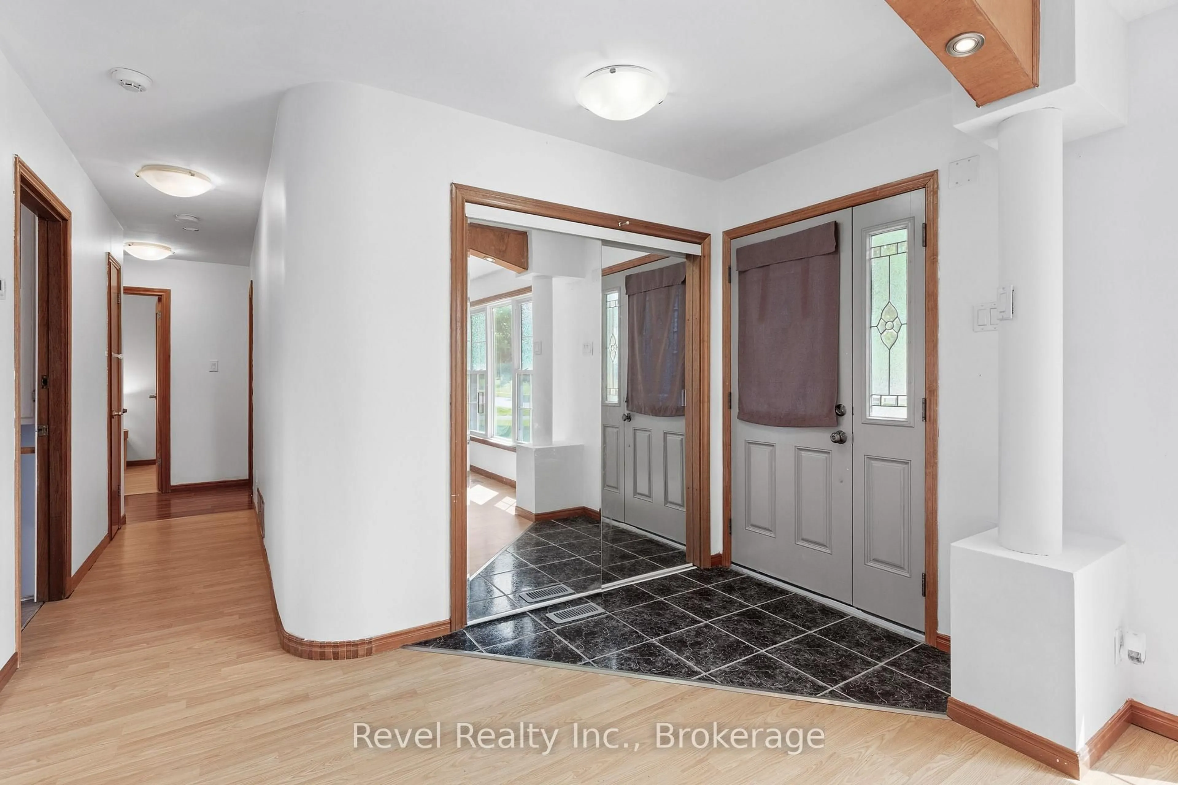 Indoor entryway for 142 Sanderling Cres, Kawartha Lakes Ontario K9V 5L2
