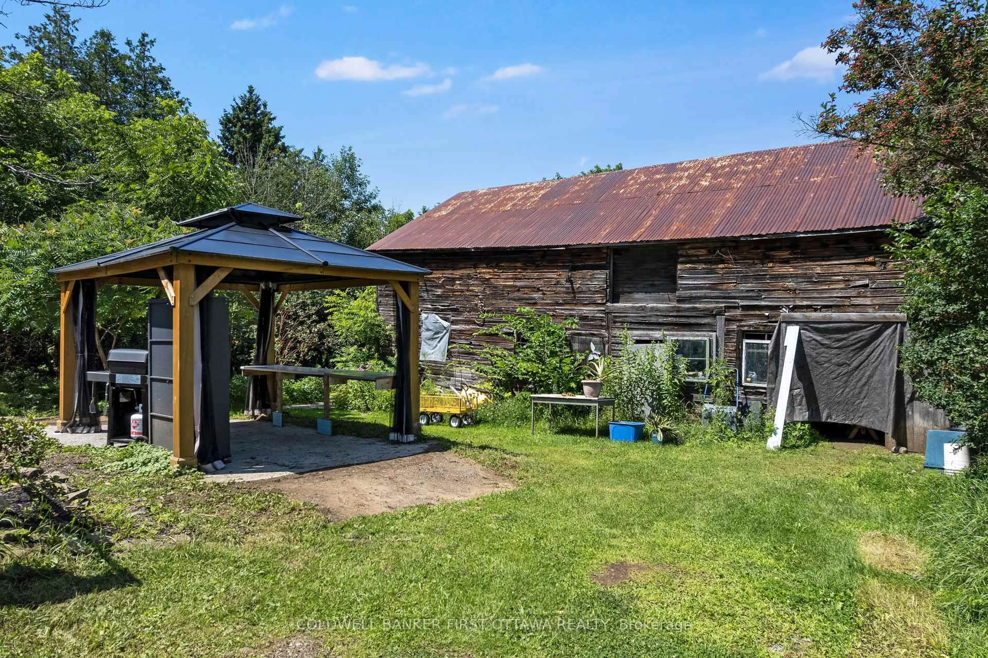 A pic from outside/outdoor area/front of a property/back of a property/a pic from drone, building for 1104 County Road 16 Rd, Merrickville-Wolford Ontario K0G 1G0