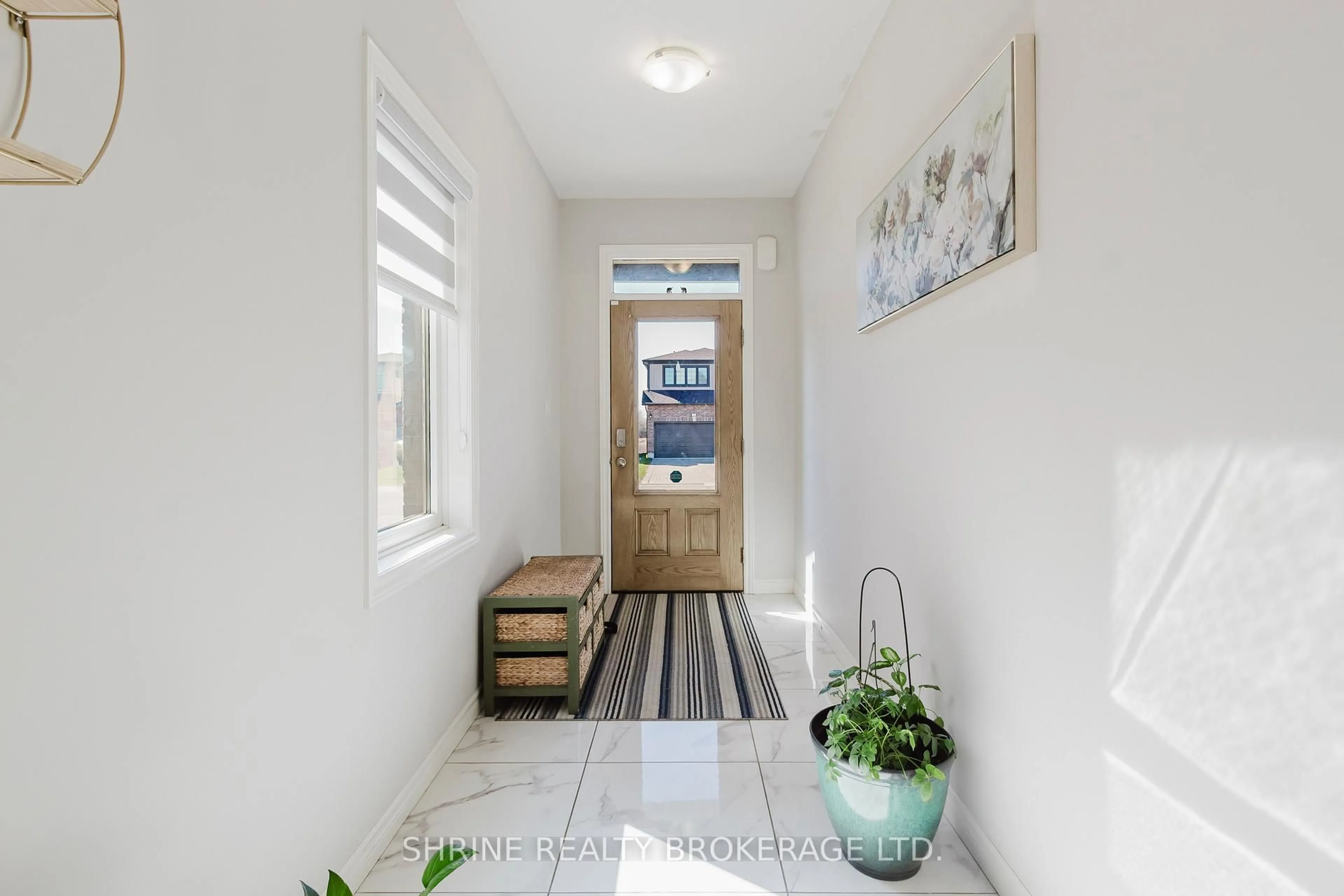 Indoor entryway for 4369 Lismer Lane, London South Ontario N6L 0E1