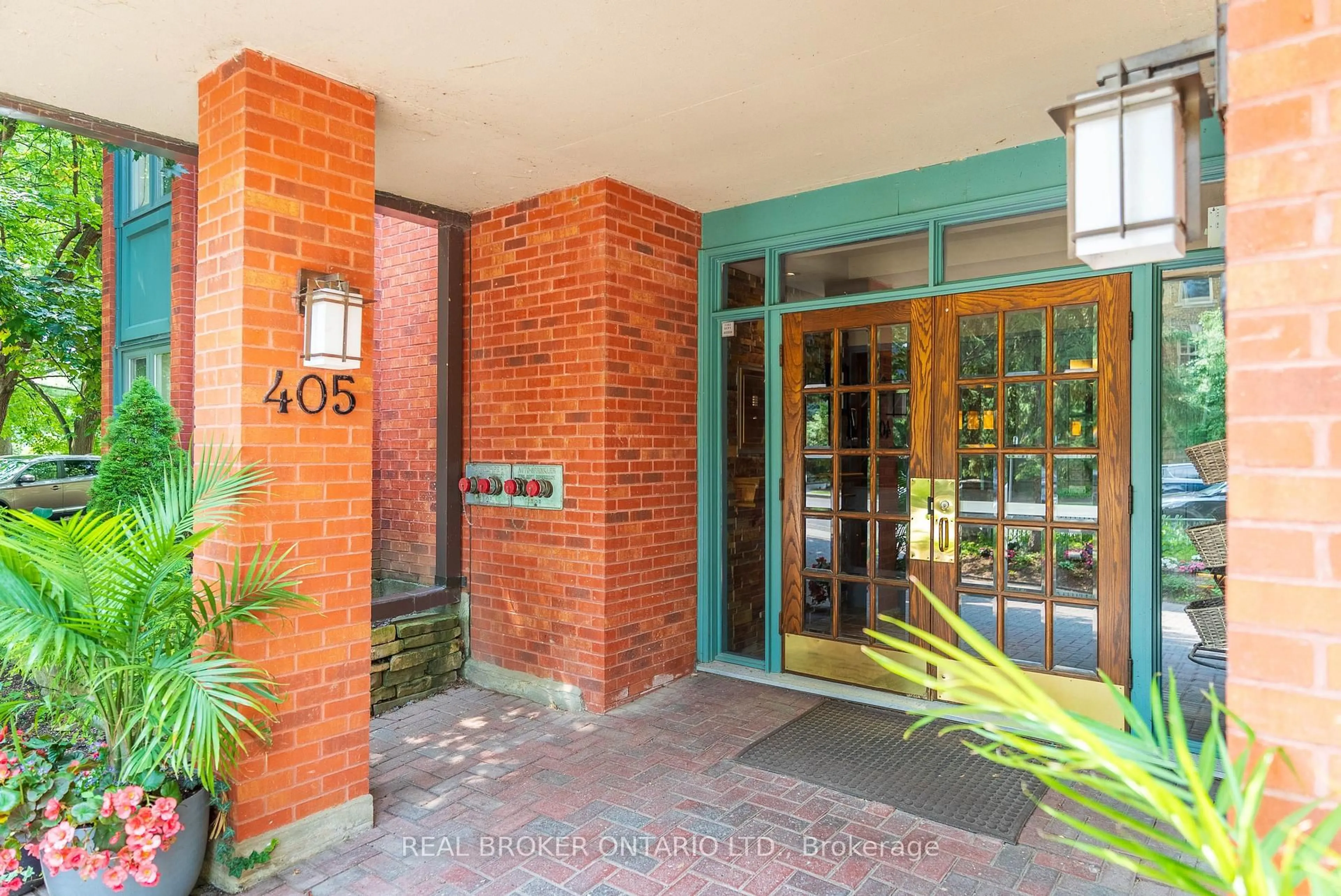 Indoor foyer for 405 Laurier Ave #10, Ottawa Ontario K1N 6R4