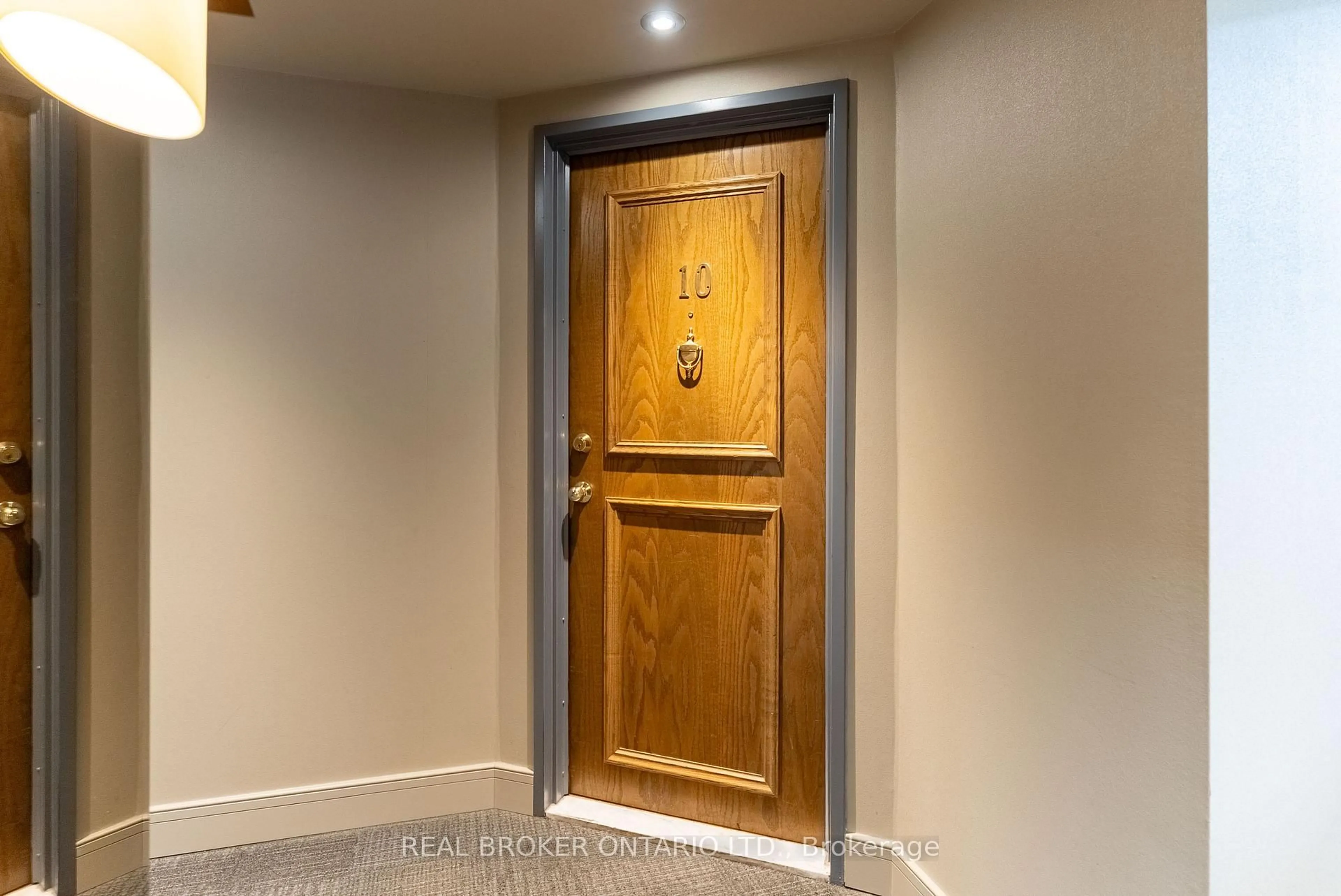 Indoor foyer for 405 Laurier Ave #10, Ottawa Ontario K1N 6R4