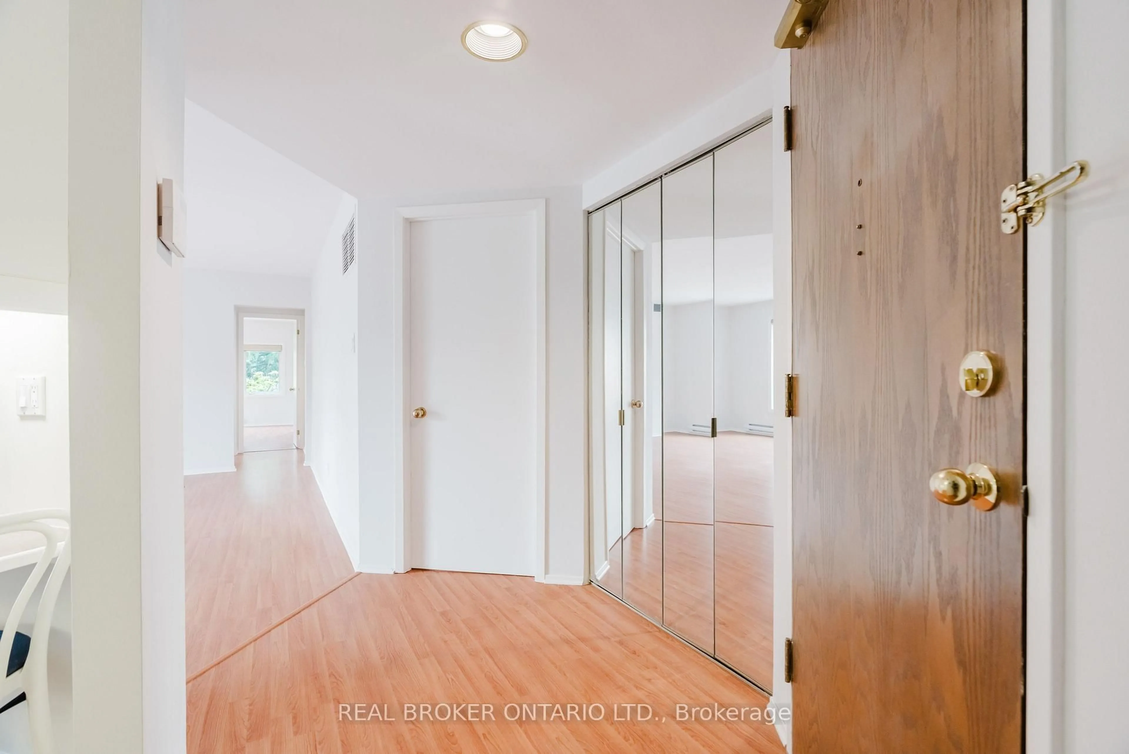 Indoor foyer for 405 Laurier Ave #10, Ottawa Ontario K1N 6R4