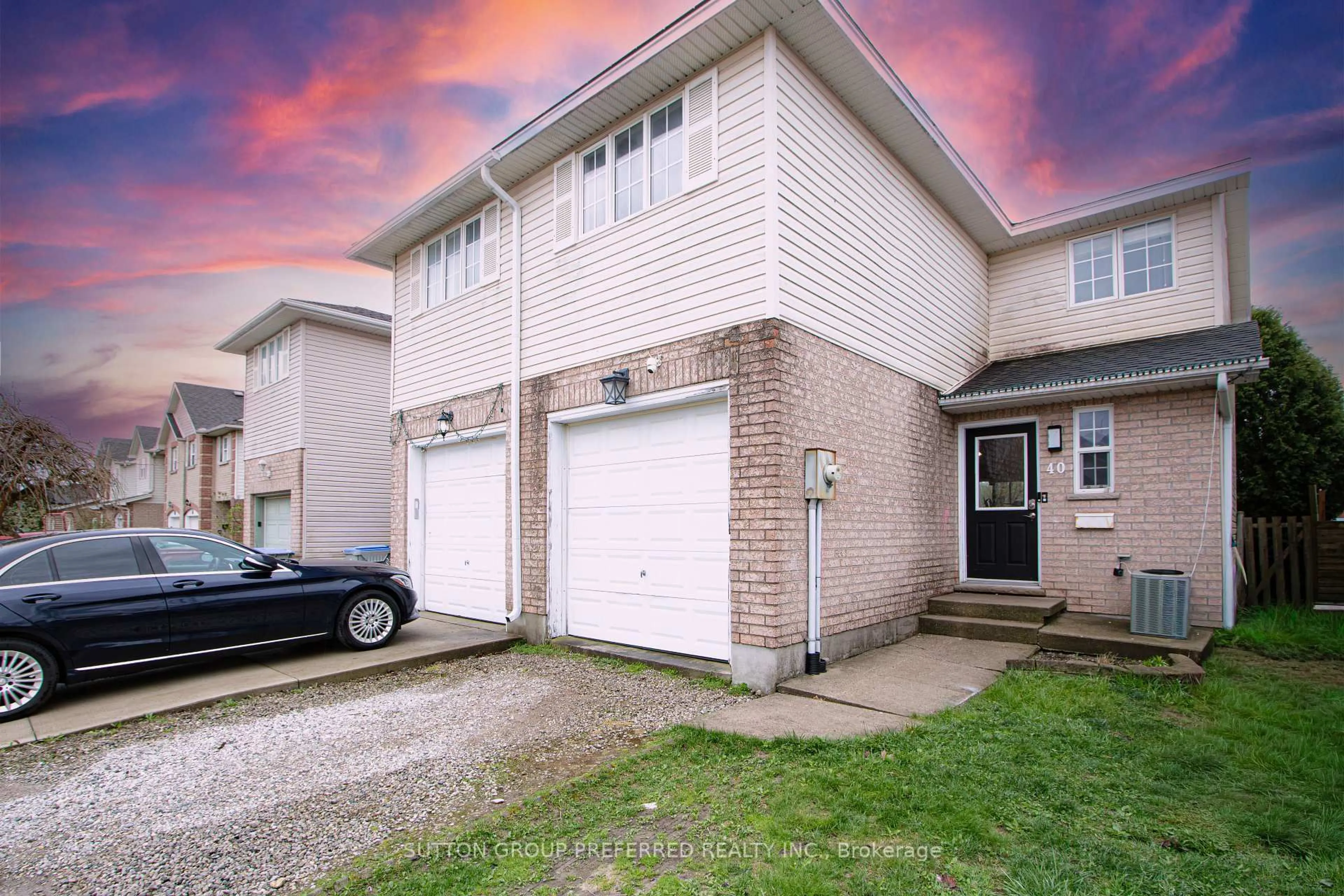 A pic from outside/outdoor area/front of a property/back of a property/a pic from drone, street for 40 Katie Lane, Strathroy-Caradoc Ontario N7G 4E5