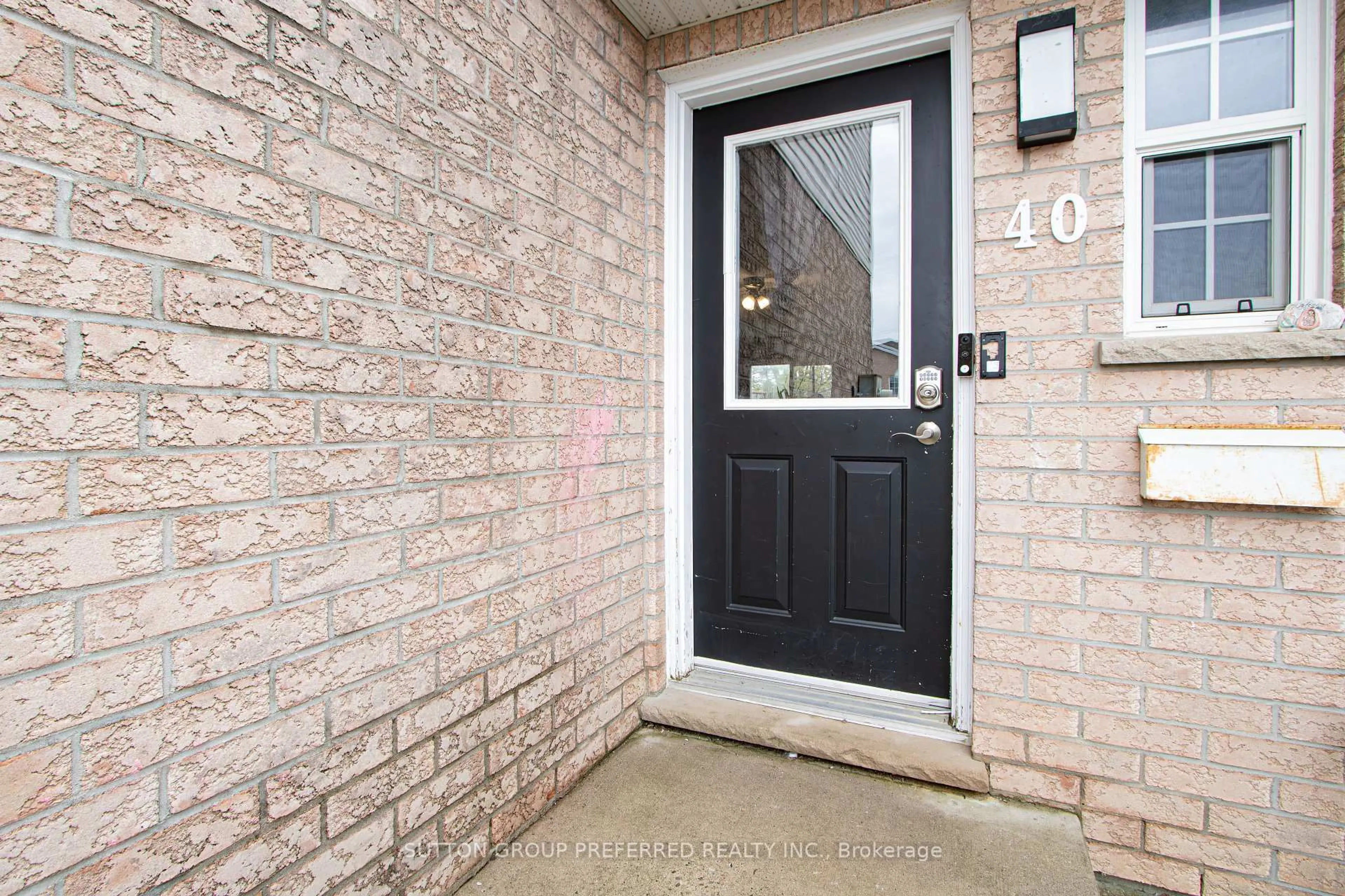 Indoor entryway for 40 Katie Lane, Strathroy-Caradoc Ontario N7G 4E5