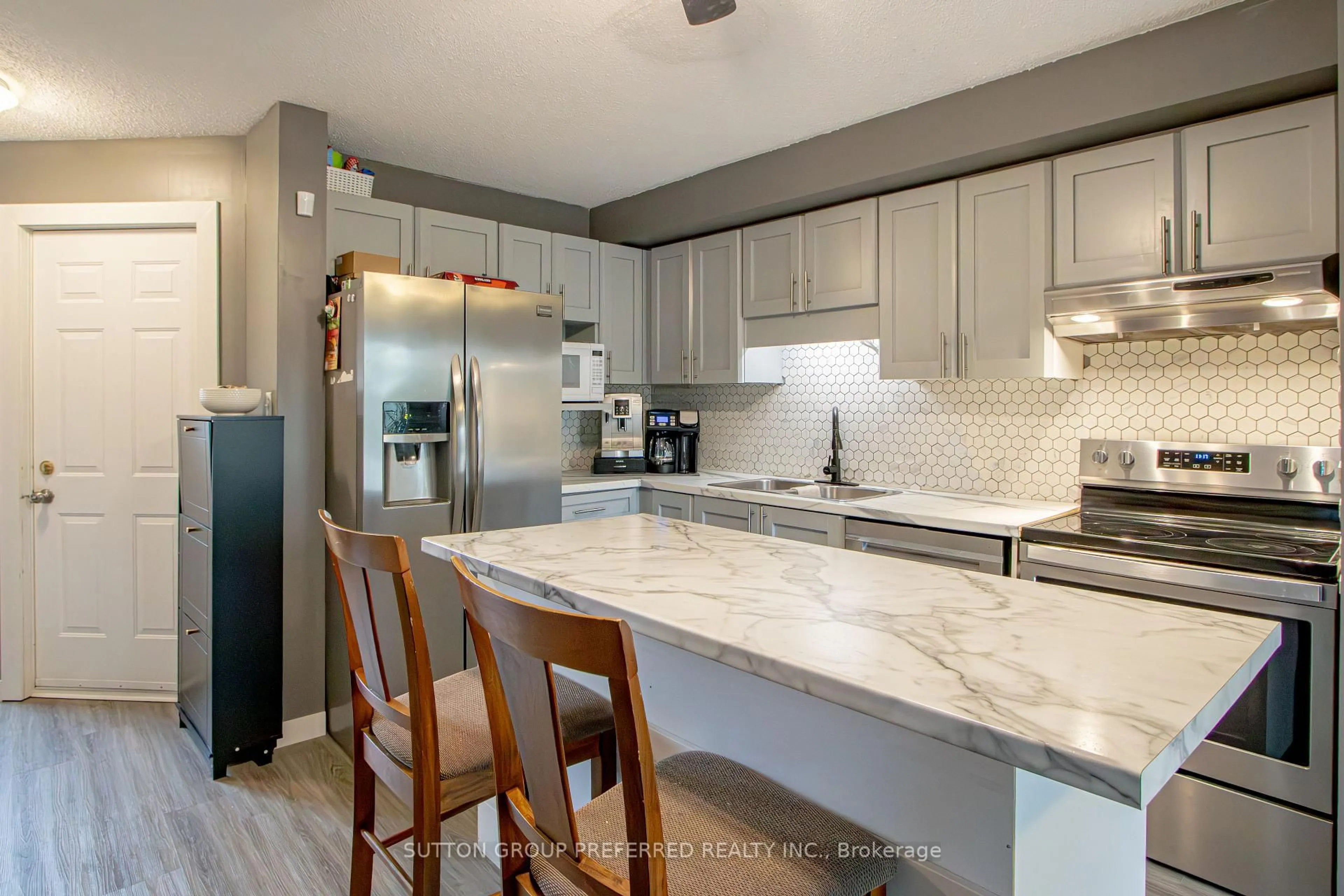 Open concept kitchen, ceramic/tile floor for 40 Katie Lane, Strathroy-Caradoc Ontario N7G 4E5