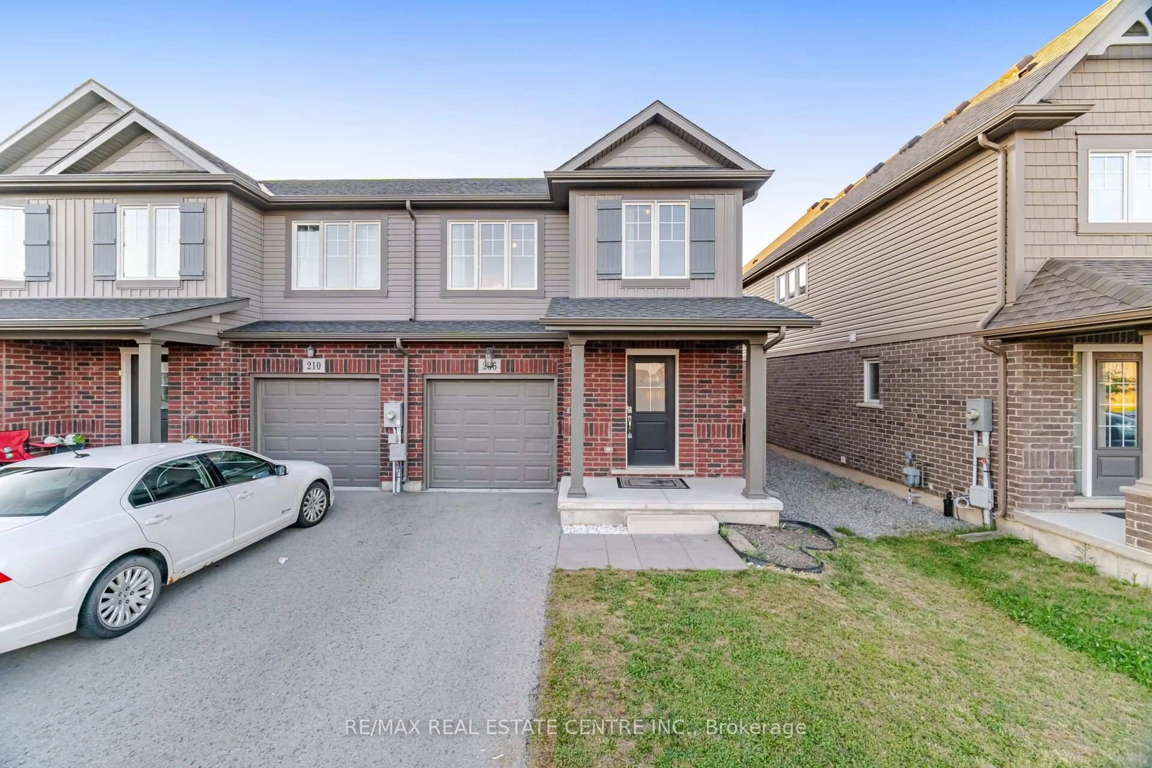 Home with brick exterior material, street for 206 HERON St, Welland Ontario L3C 0G7