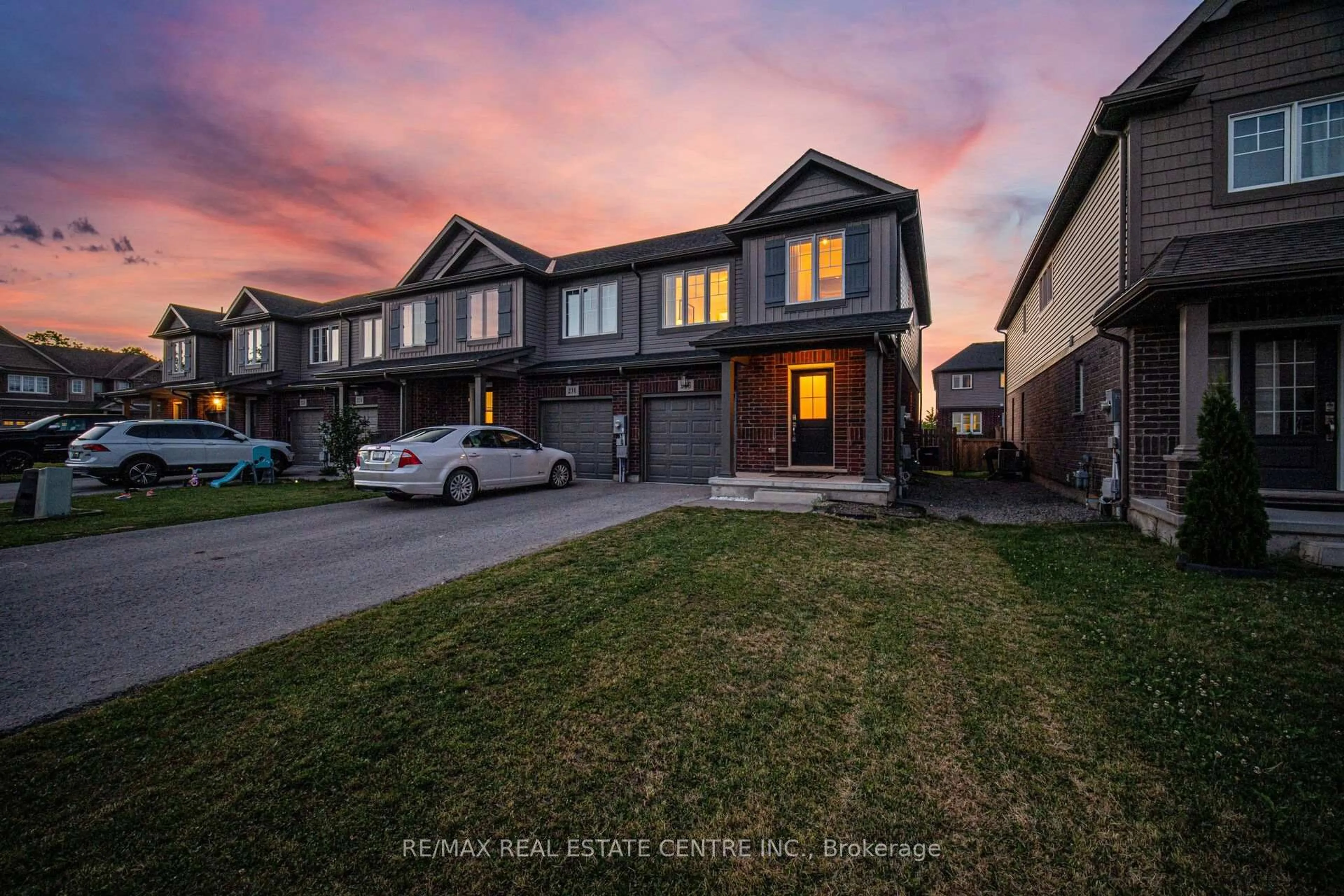 A pic from outside/outdoor area/front of a property/back of a property/a pic from drone, street for 206 HERON St, Welland Ontario L3C 0G7