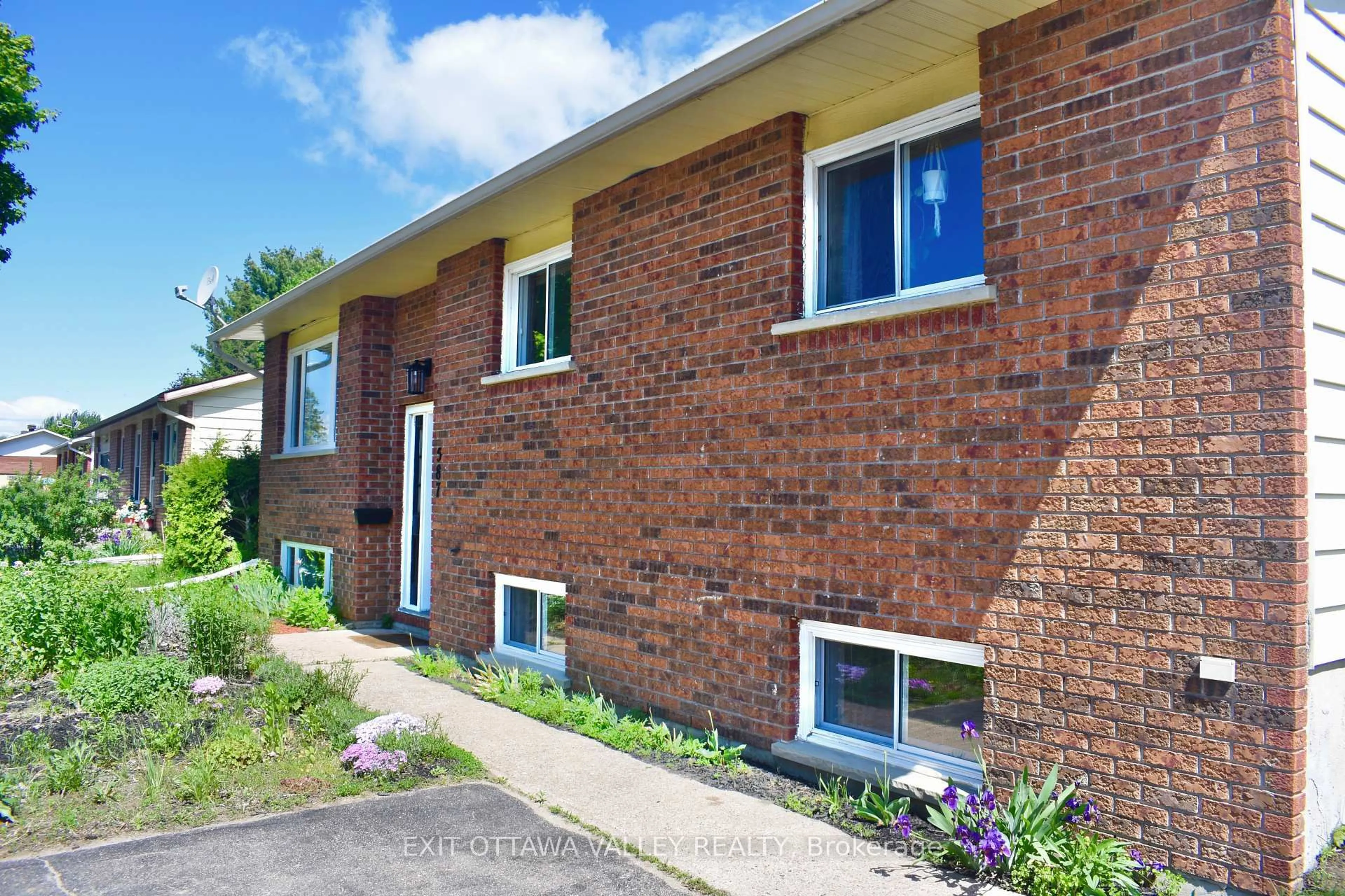 Home with brick exterior material, building for 587 Alfred St, Pembroke Ontario K8A 8A2