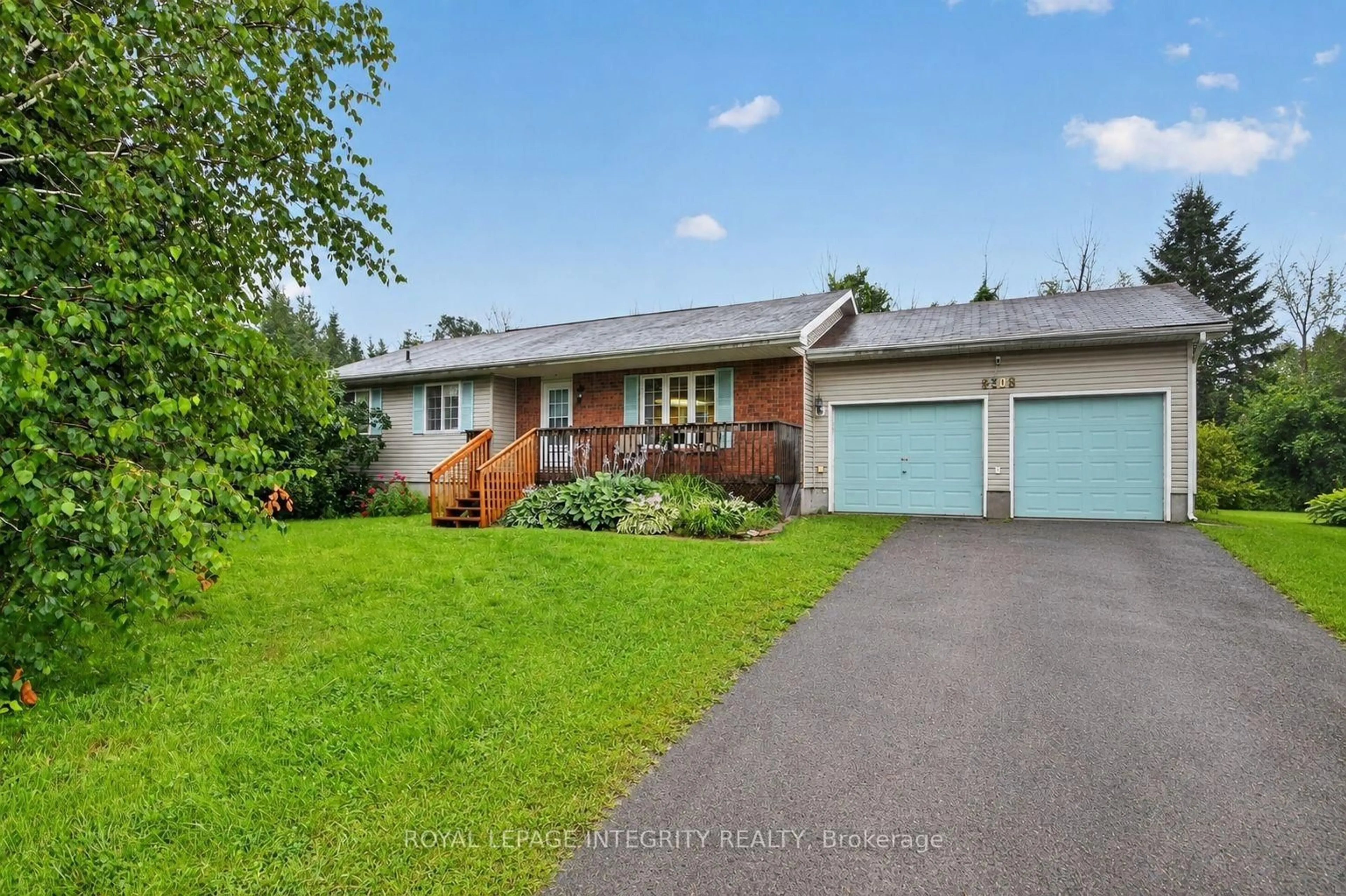 A pic from outside/outdoor area/front of a property/back of a property/a pic from drone, street for 8308 ROSEFIRE Dr, Metcalfe Ontario K0A 2P0