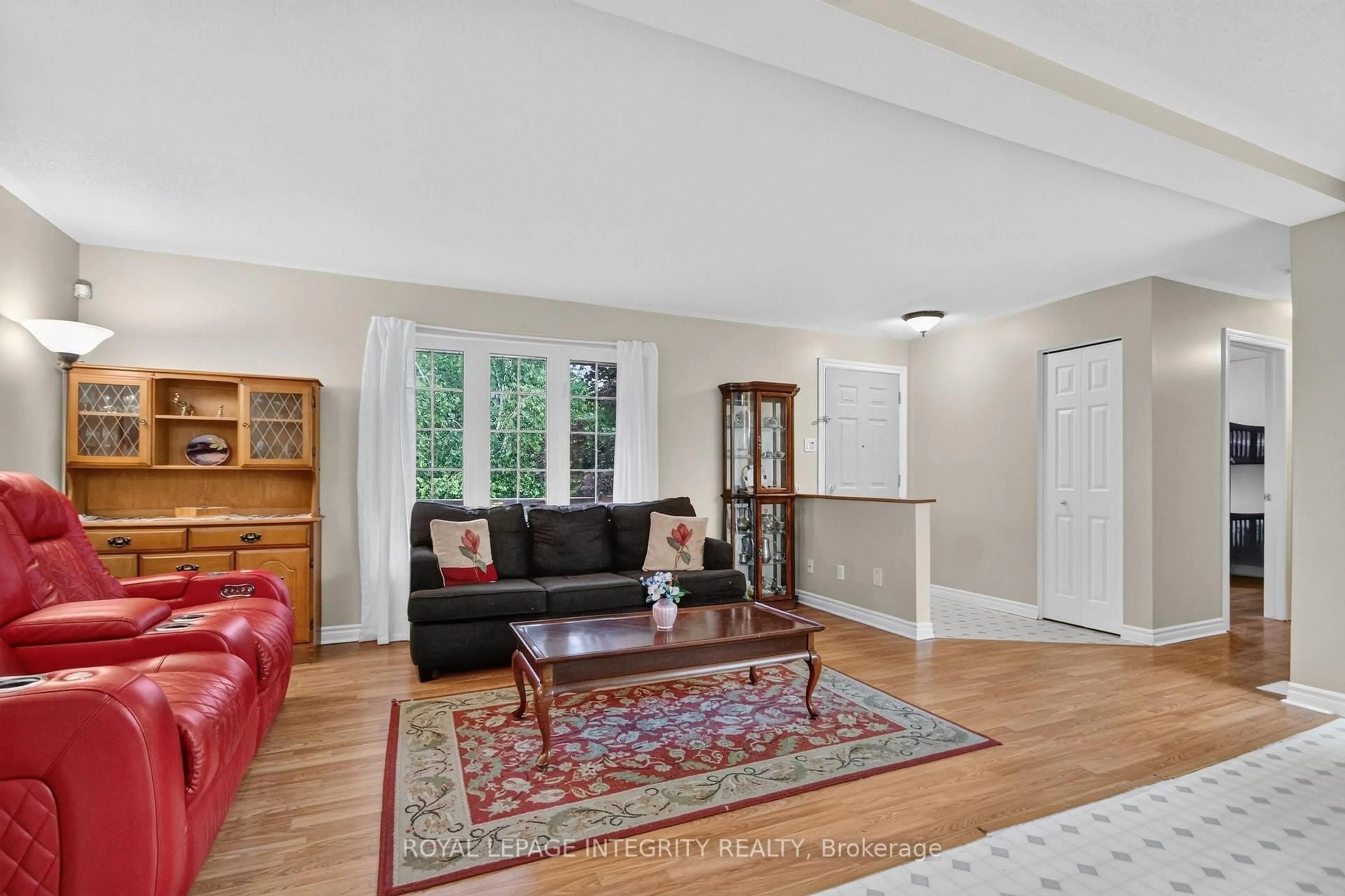 Living room with furniture, unknown for 8308 ROSEFIRE Dr, Metcalfe Ontario K0A 2P0