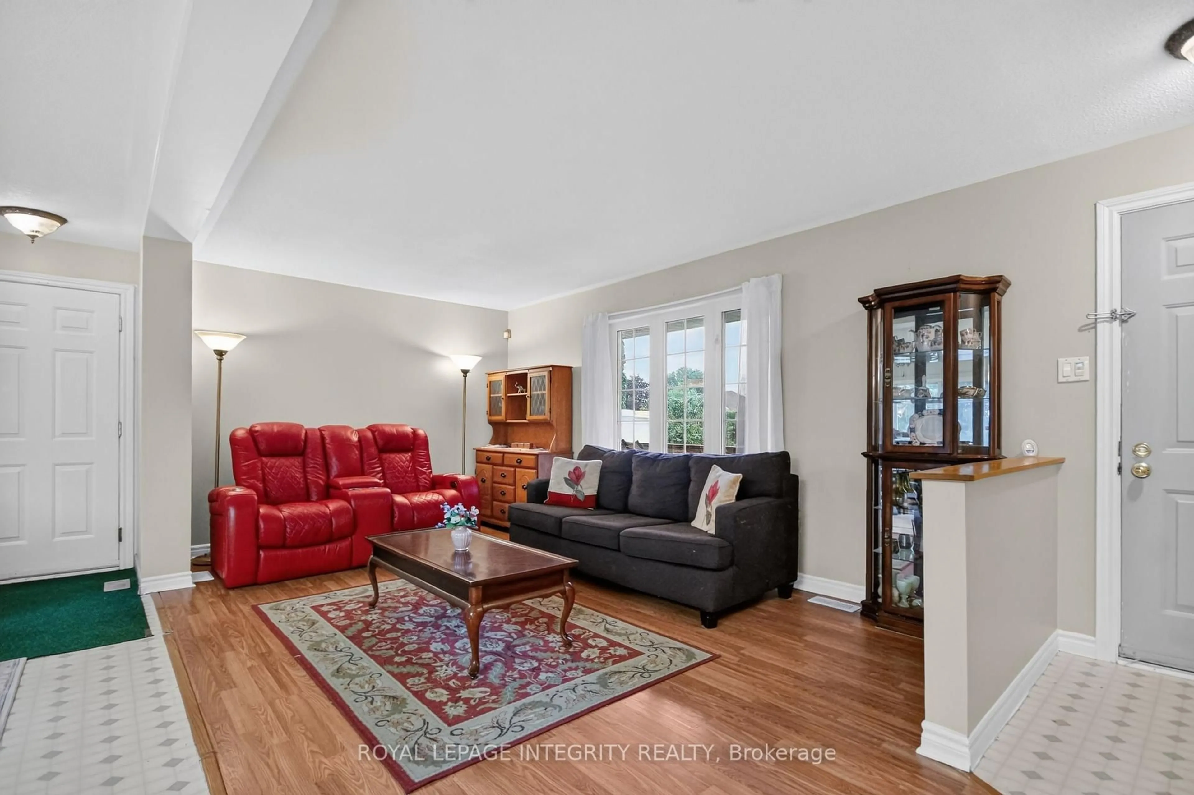 Living room with furniture, unknown for 8308 ROSEFIRE Dr, Metcalfe Ontario K0A 2P0