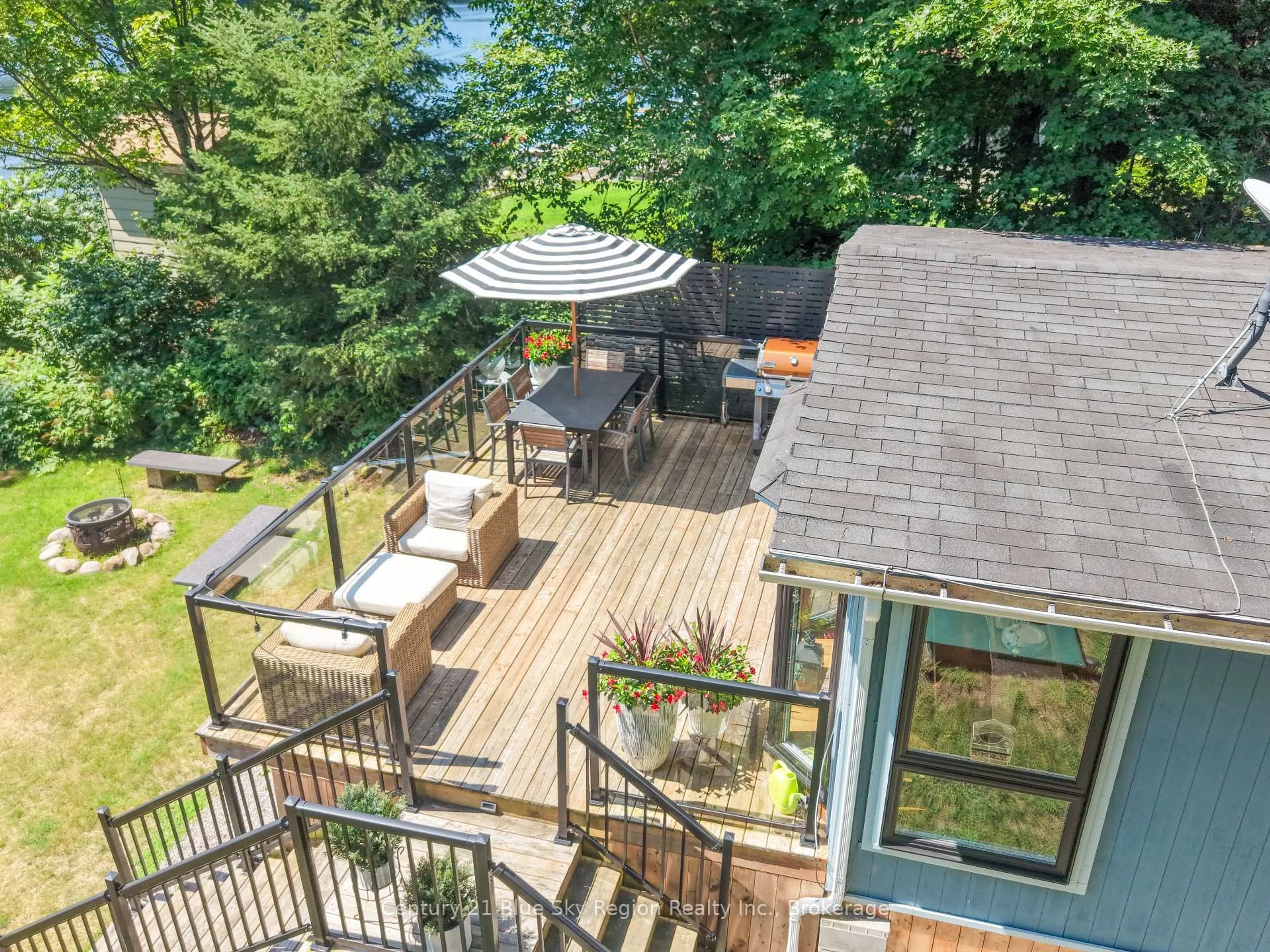A pic from outside/outdoor area/front of a property/back of a property/a pic from drone, water/lake/river/ocean view for 2149 Peninsula Rd, North Bay Ontario P1B 8G4