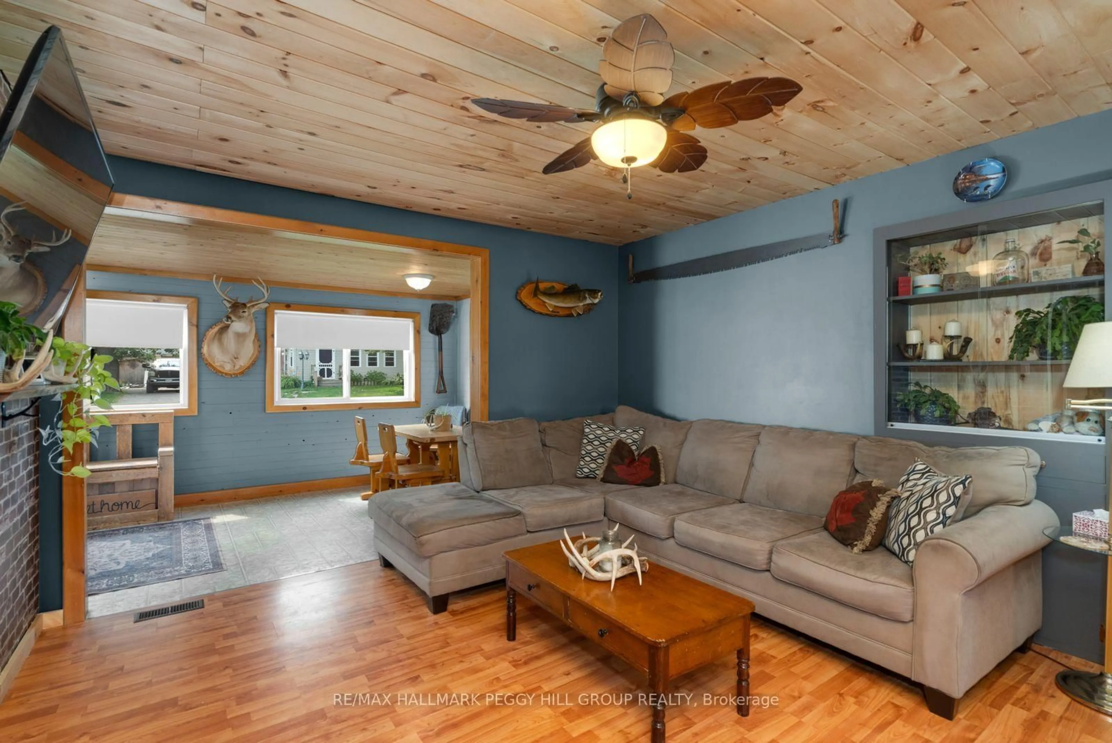 Living room with furniture, wood/laminate floor for 598321 2nd Line, Mulmur Ontario L9V 0B6