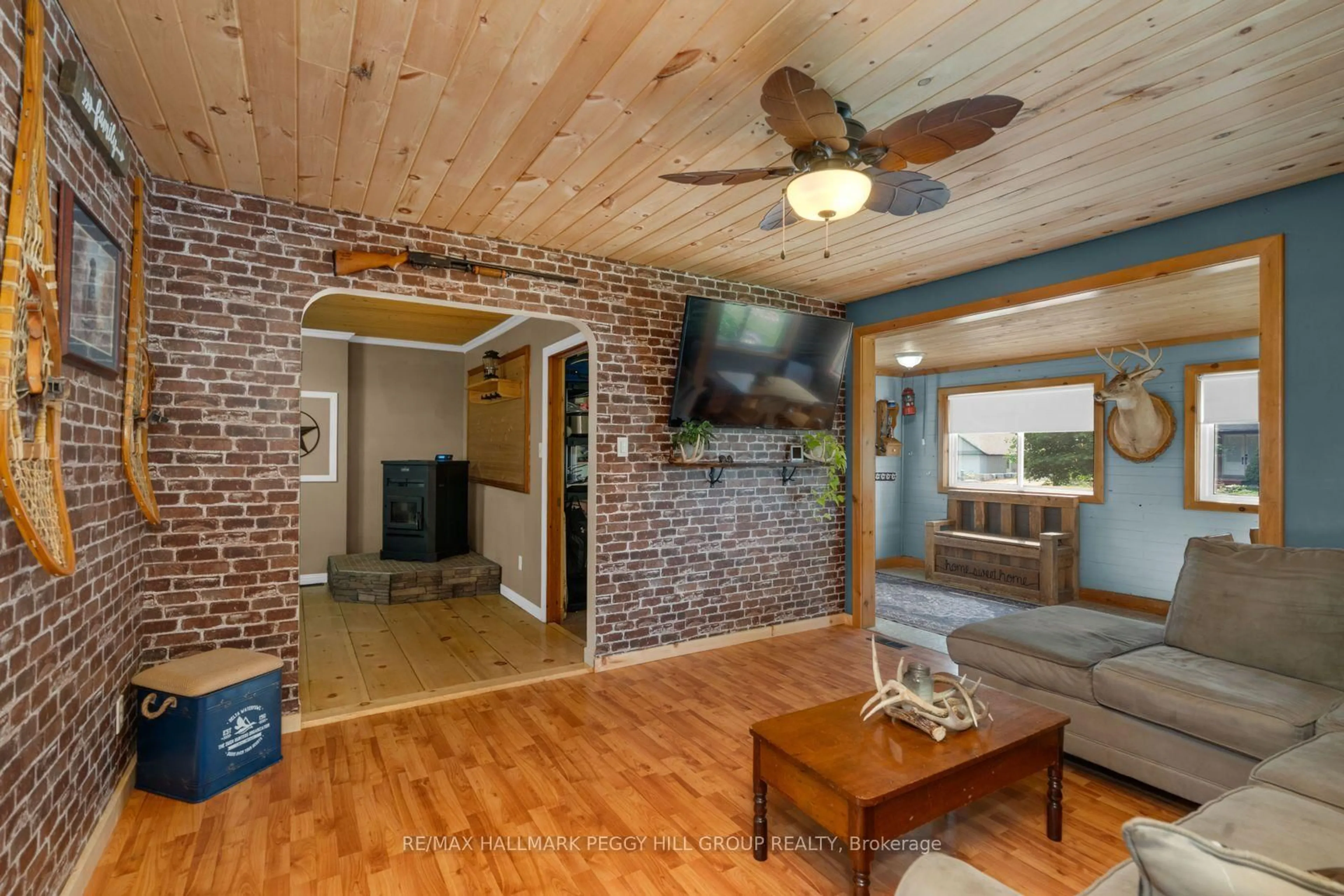 Living room with furniture, wood/laminate floor for 598321 2nd Line, Mulmur Ontario L9V 0B6