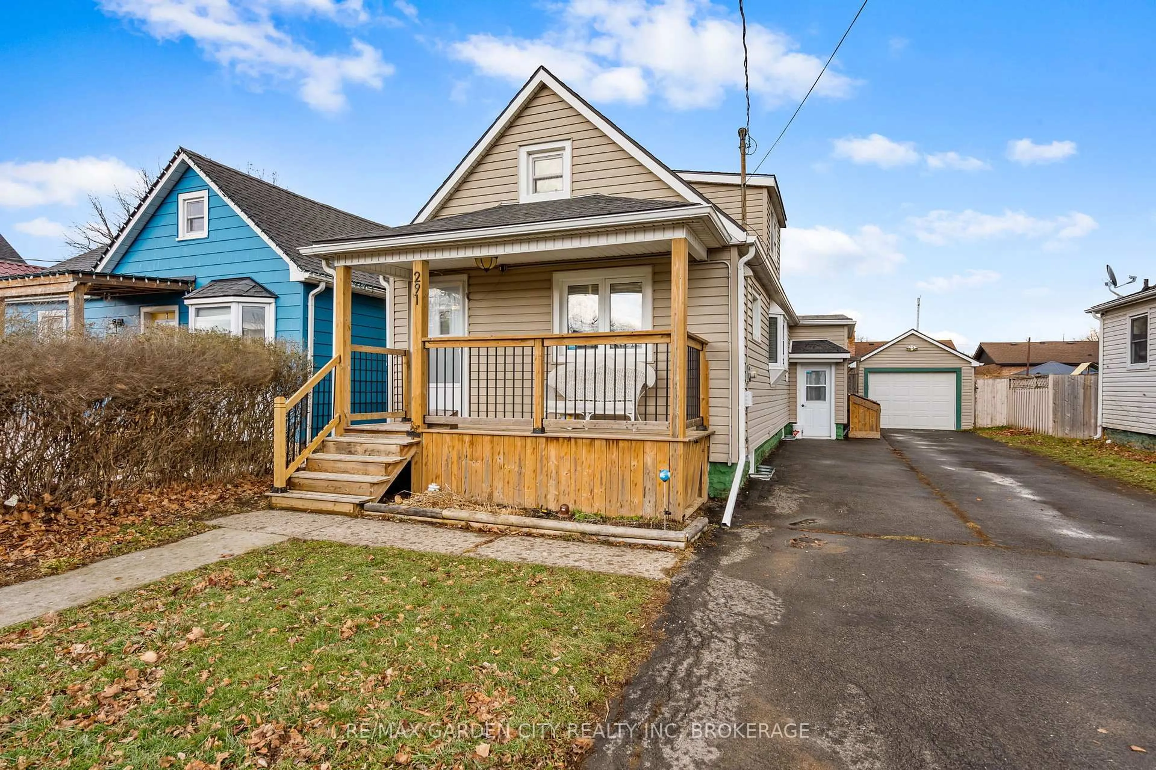 Home with vinyl exterior material, street for 291 ALBERTA St, Welland Ontario L3B 2W1