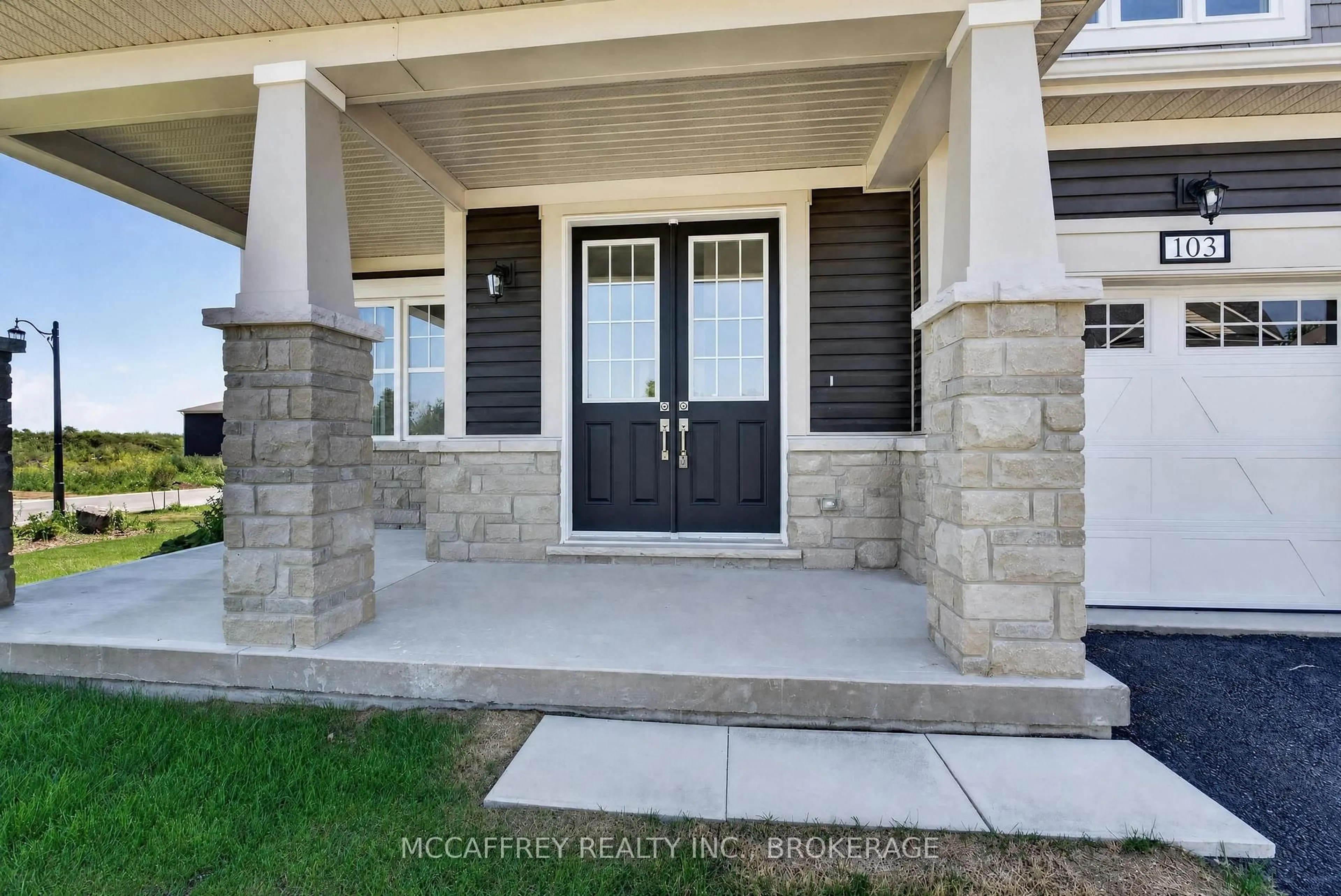 Indoor entryway for 103 Gildersleeve Blvd, Bath Ontario K0H 1G0
