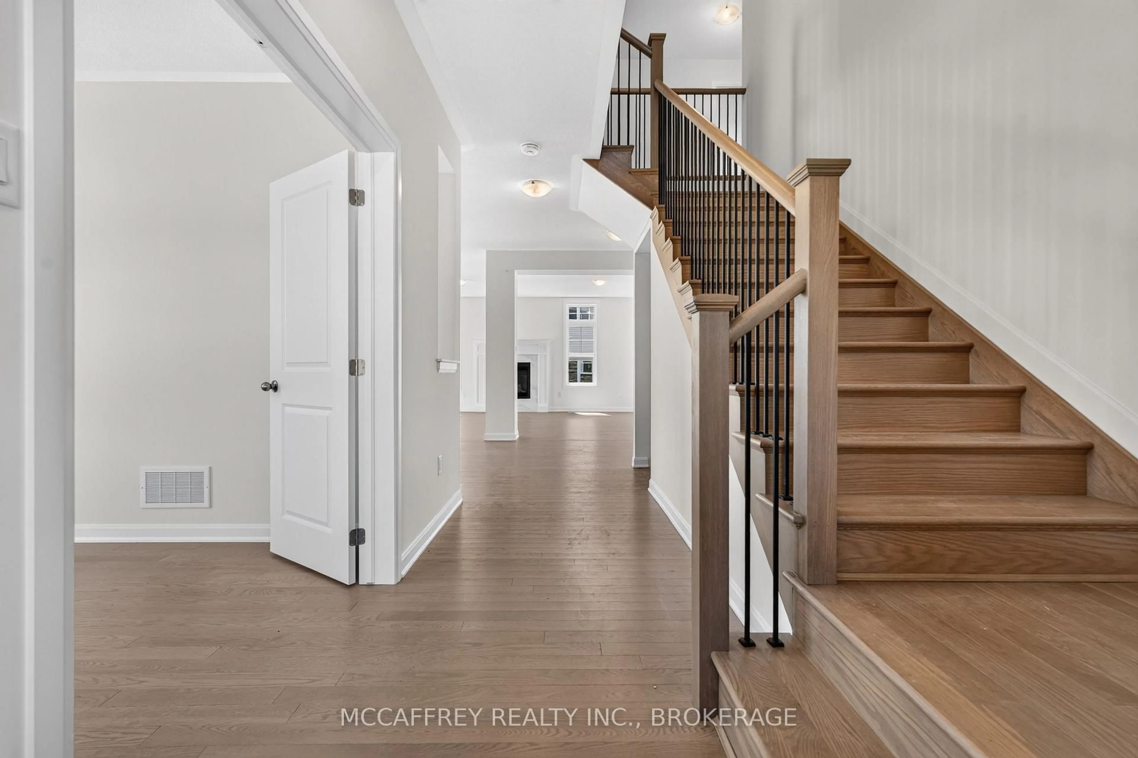 Indoor entryway for 103 Gildersleeve Blvd, Bath Ontario K0H 1G0