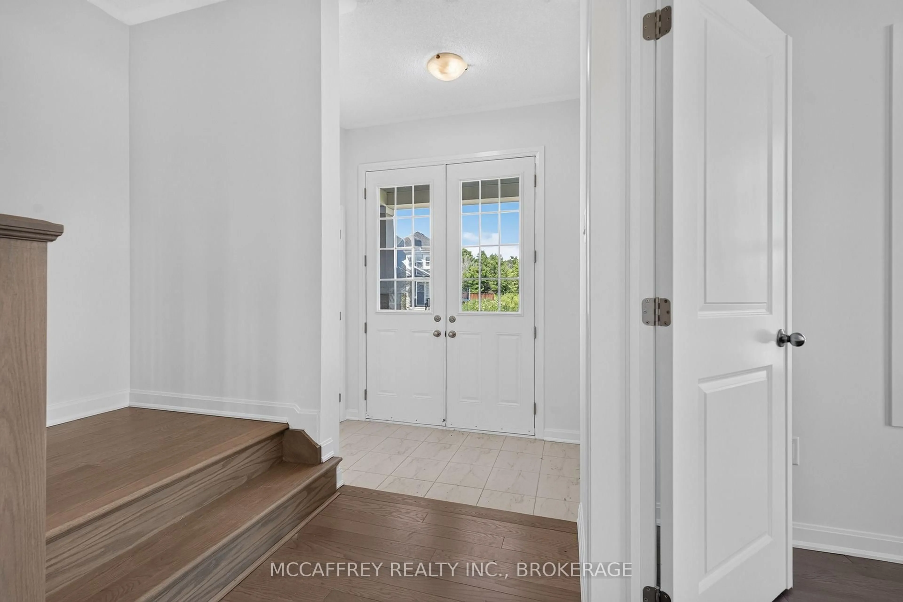 Indoor entryway for 103 Gildersleeve Blvd, Bath Ontario K0H 1G0