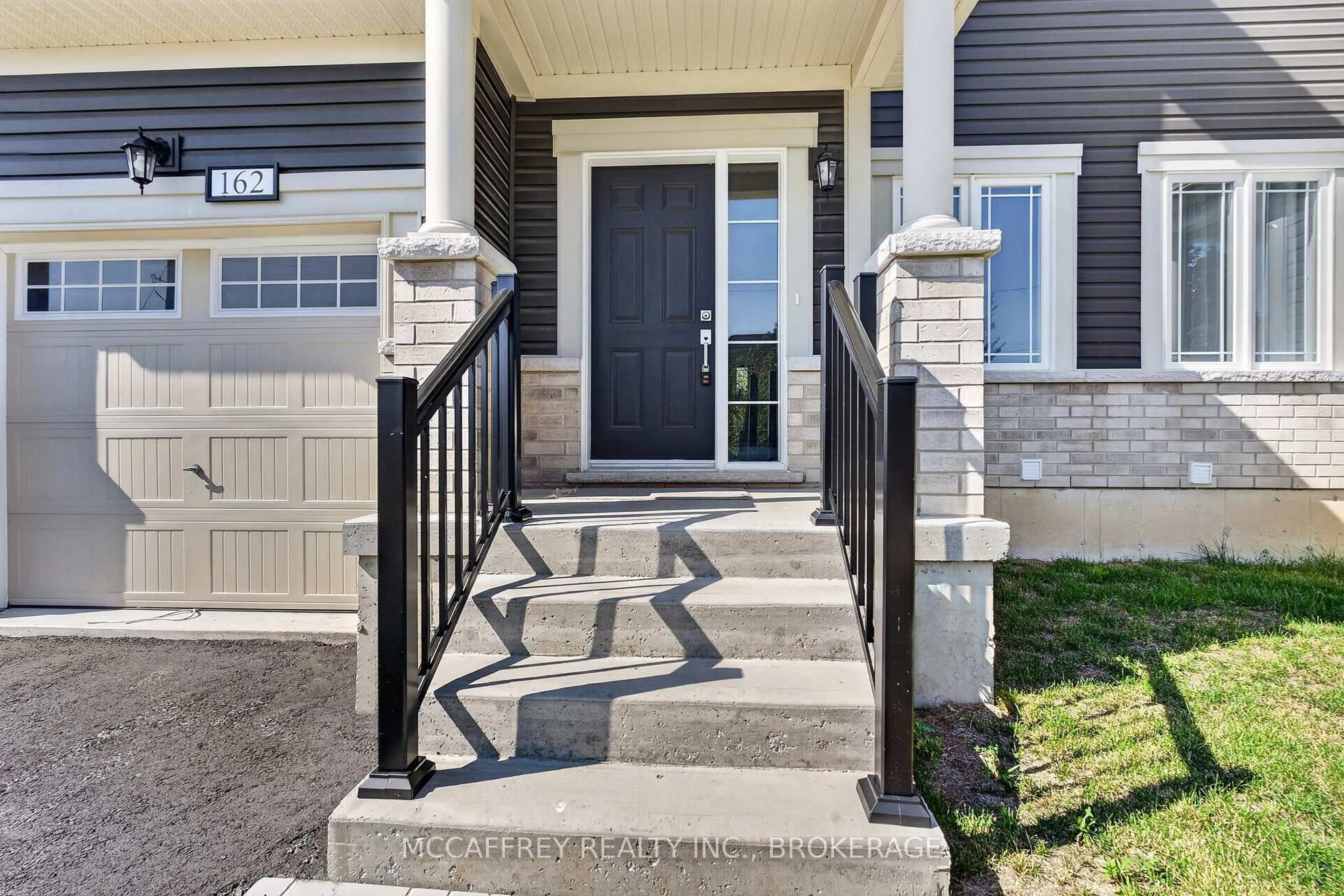 Indoor entryway for 162 Purdy Rd, Bath Ontario K0H 1G0