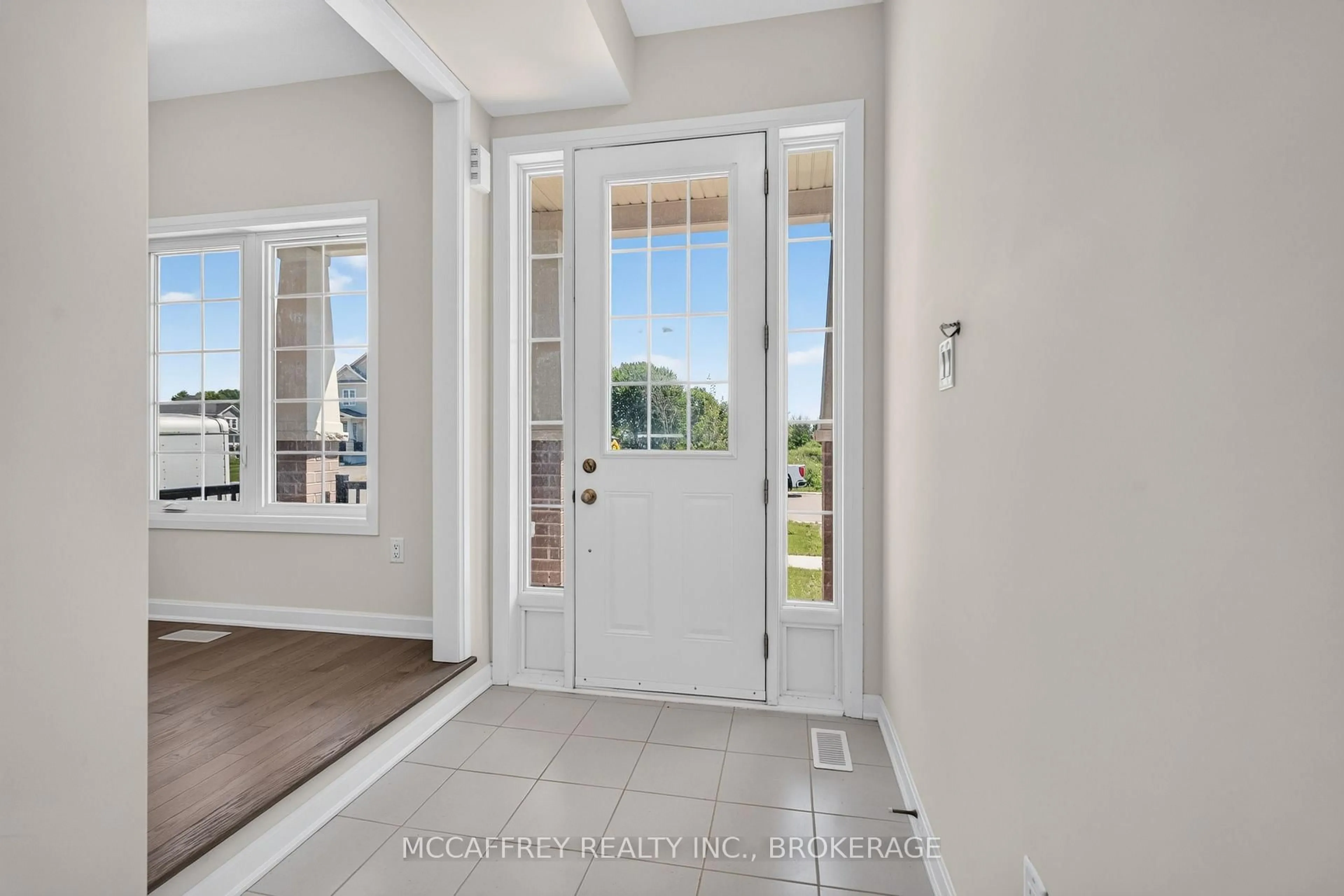 Indoor entryway for 117 Windermere Blvd, Bath Ontario K0H 1G0