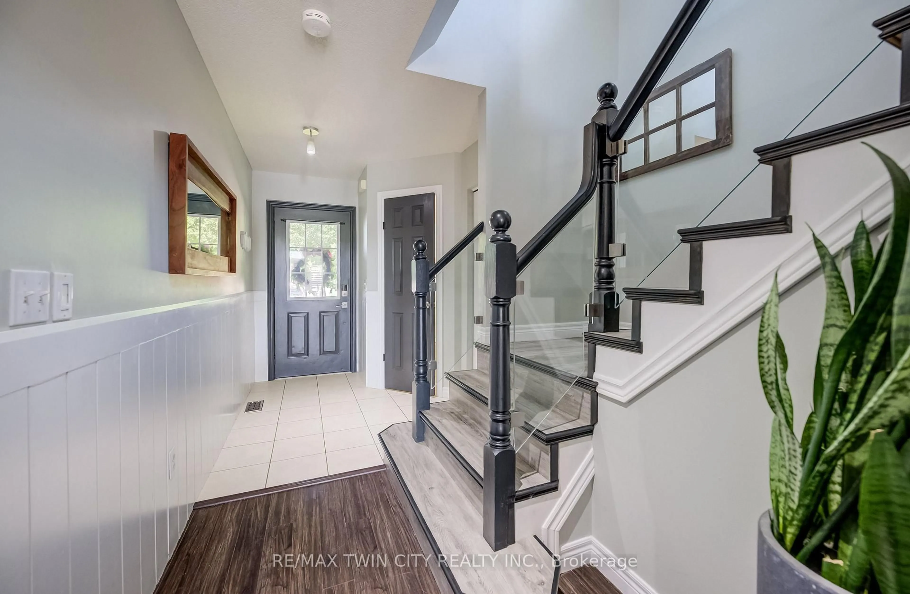 Indoor entryway for 699 Zermatt Dr #A, Waterloo Ontario N2T 2W7