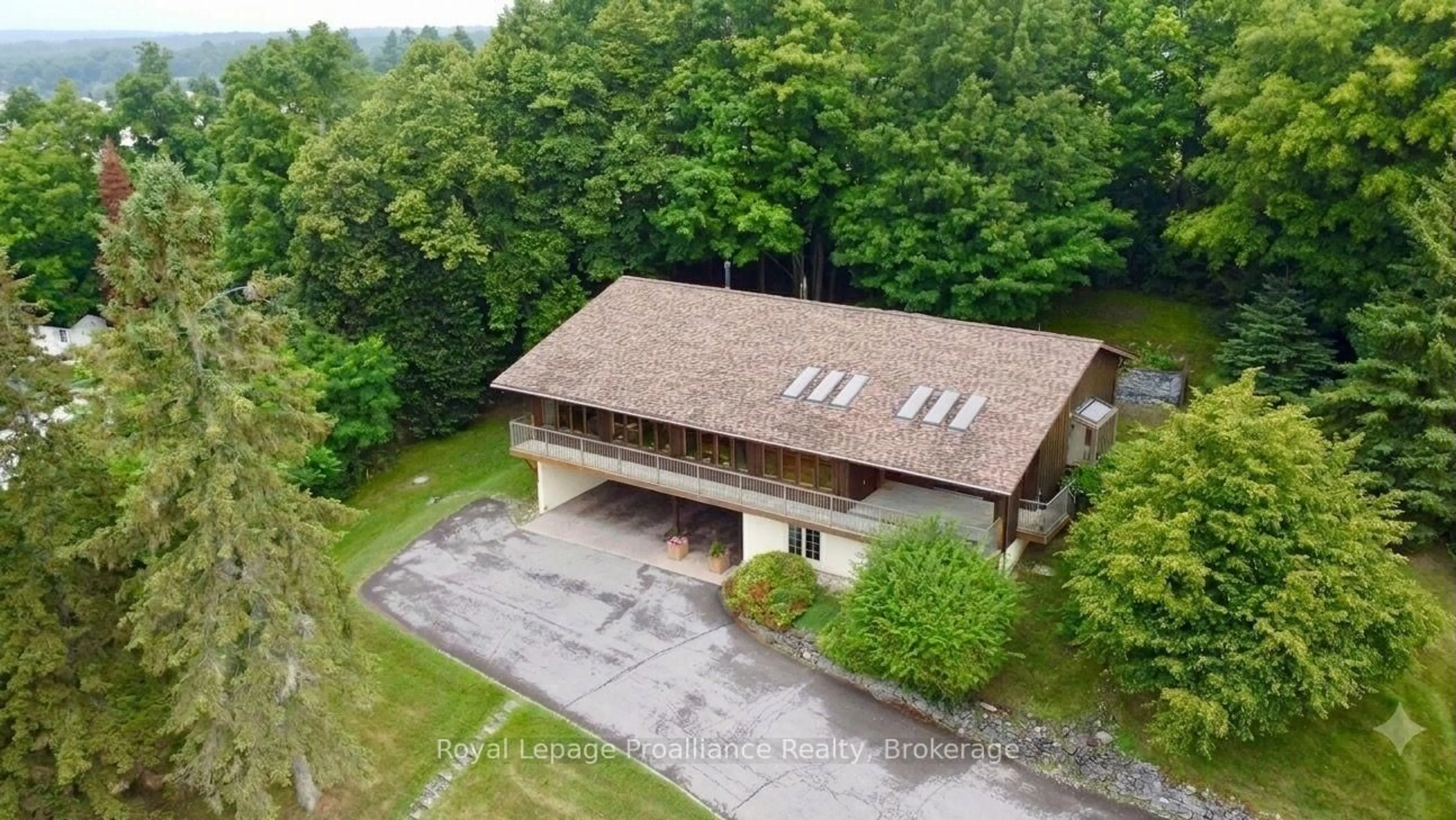 A pic from outside/outdoor area/front of a property/back of a property/a pic from drone, building for 144 Elizabeth St, Brighton Ontario K0K 1H0