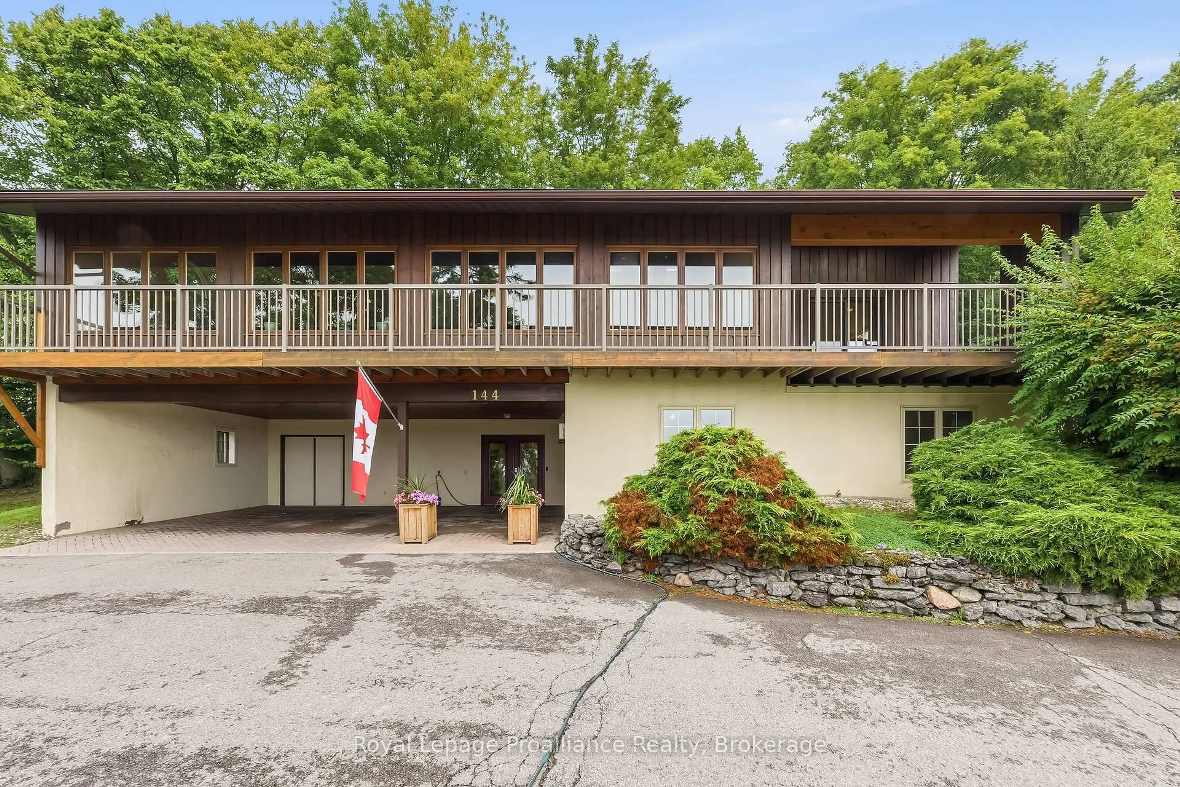 Indoor foyer for 144 Elizabeth St, Brighton Ontario K0K 1H0