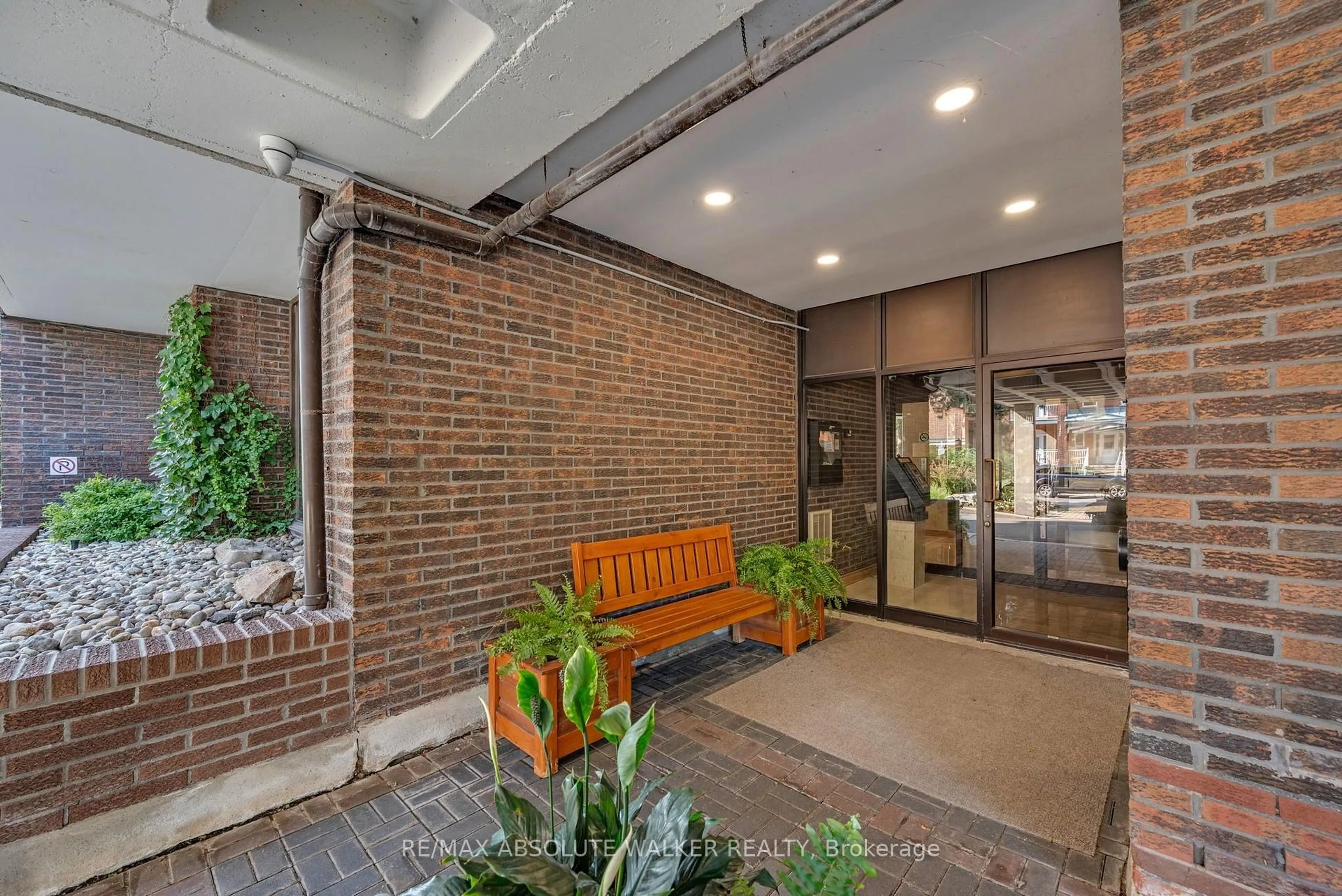 Indoor foyer for 71 Somerset St #1003, Ottawa Ontario K2P 2G2