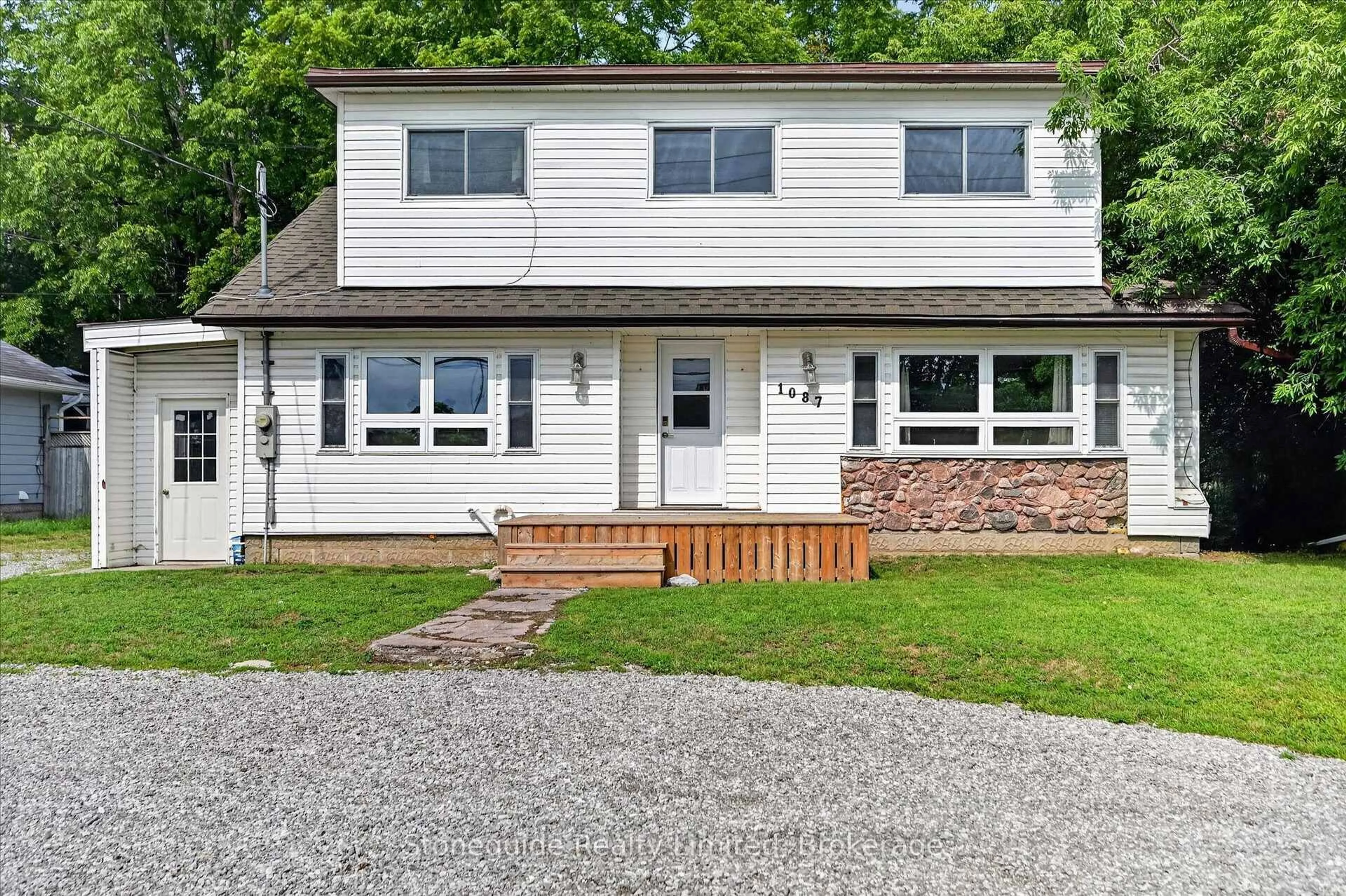 Home with vinyl exterior material, street for 1087 Water St, Peterborough Ontario K9H 3P7