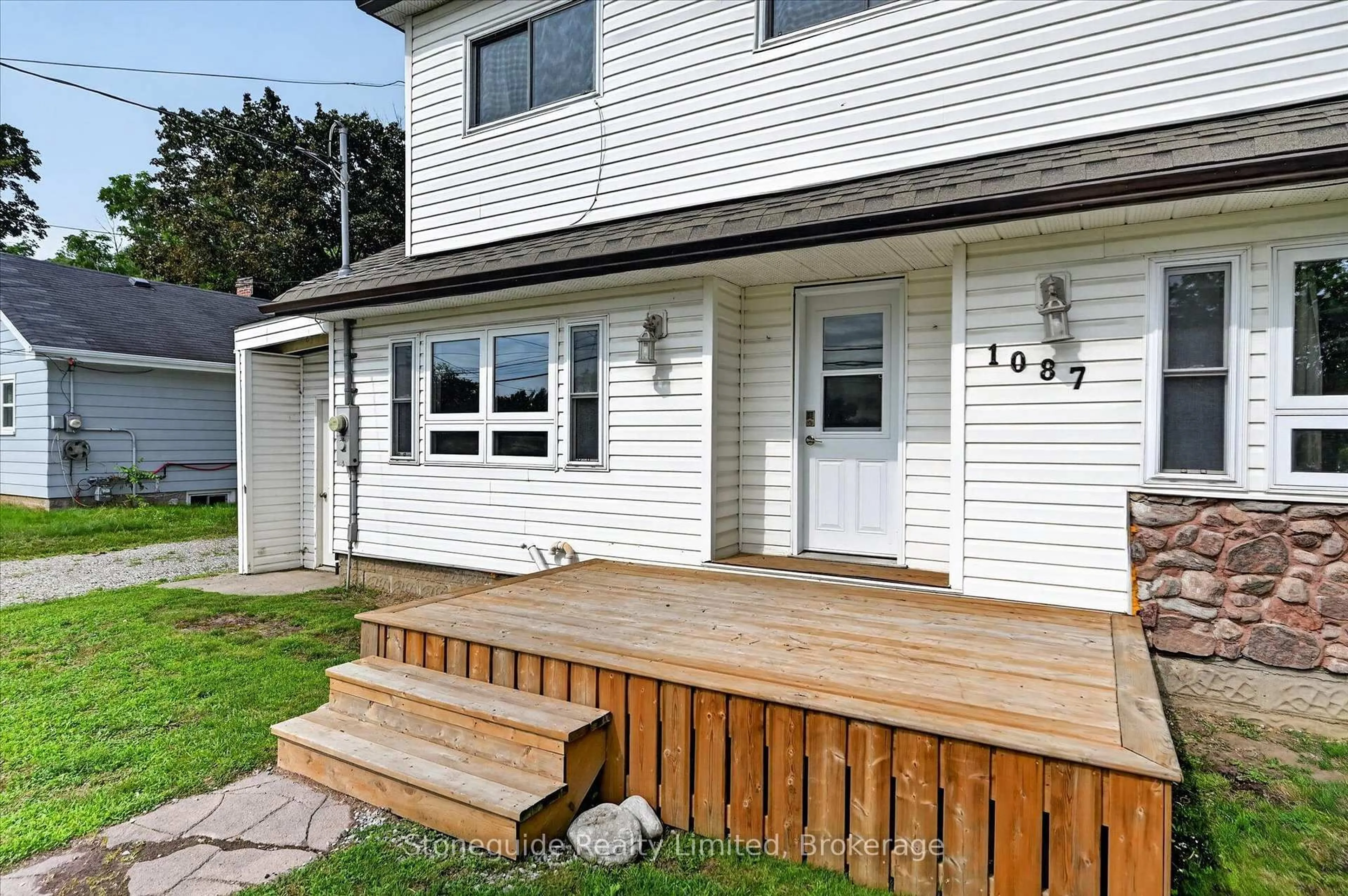 Home with vinyl exterior material, street for 1087 Water St, Peterborough Ontario K9H 3P7