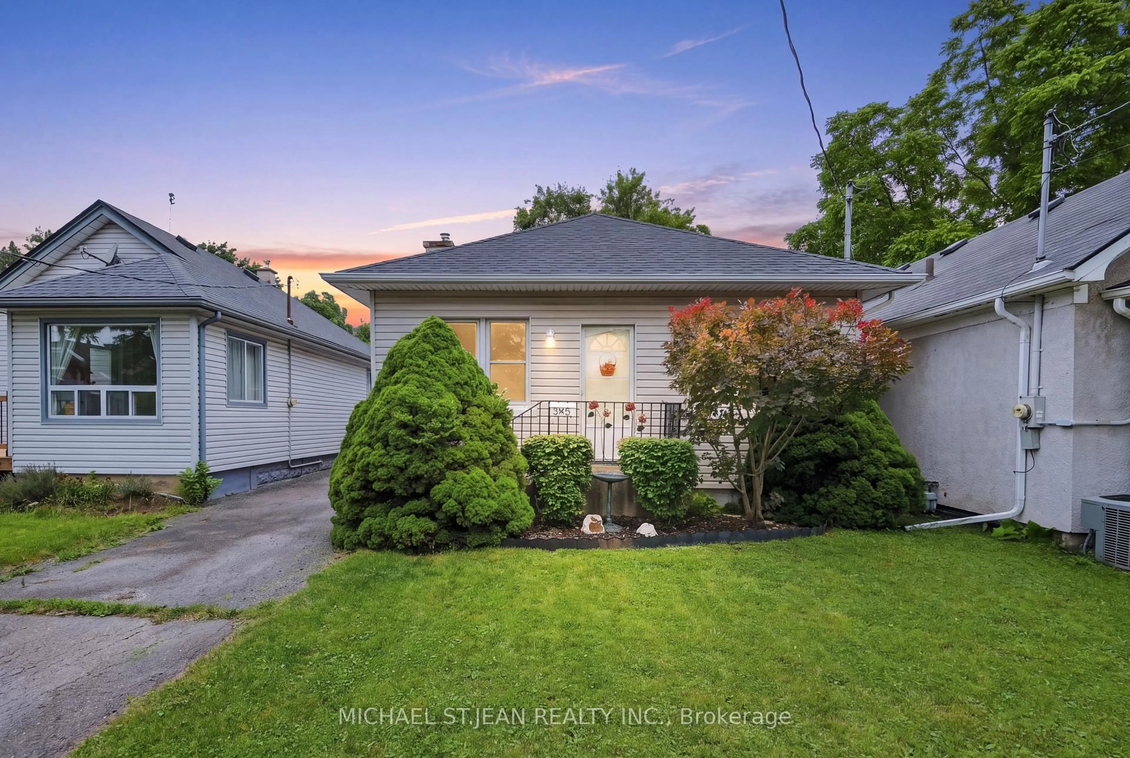 A pic from outside/outdoor area/front of a property/back of a property/a pic from drone, street for 35 Chetwood St, St. Catharines Ontario L2S 1K3
