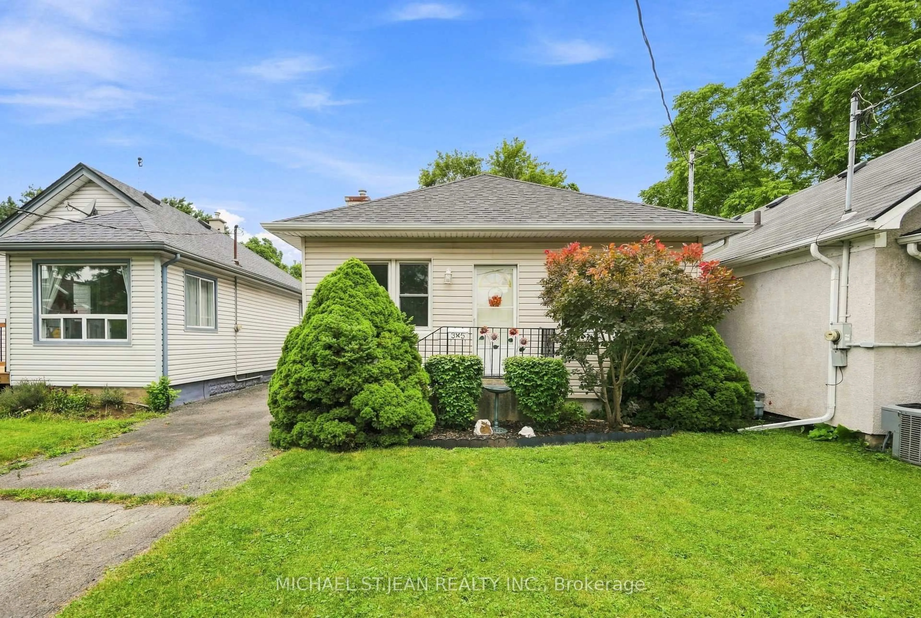 A pic from outside/outdoor area/front of a property/back of a property/a pic from drone, street for 35 Chetwood St, St. Catharines Ontario L2S 1K3
