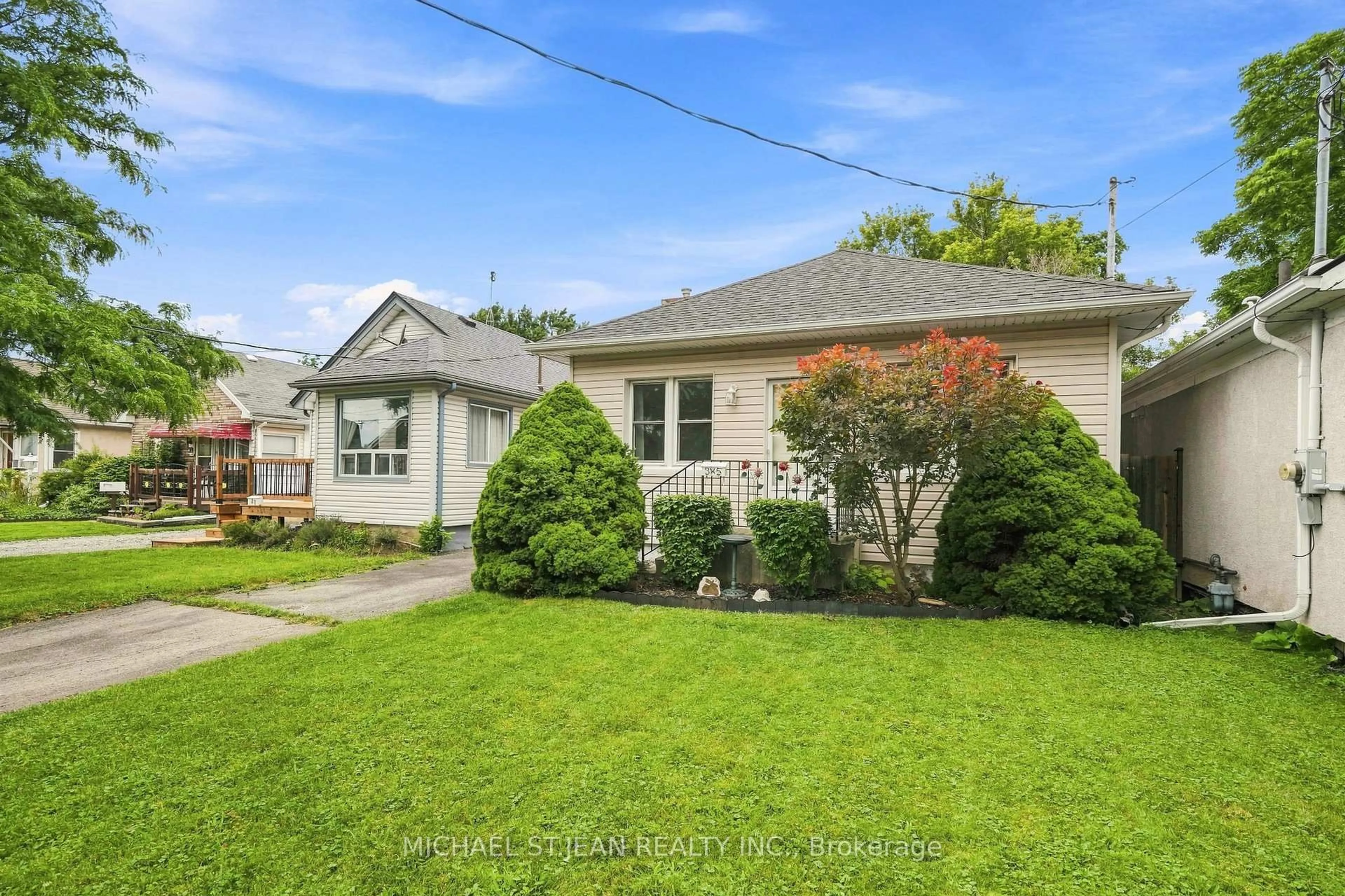 A pic from outside/outdoor area/front of a property/back of a property/a pic from drone, street for 35 Chetwood St, St. Catharines Ontario L2S 1K3
