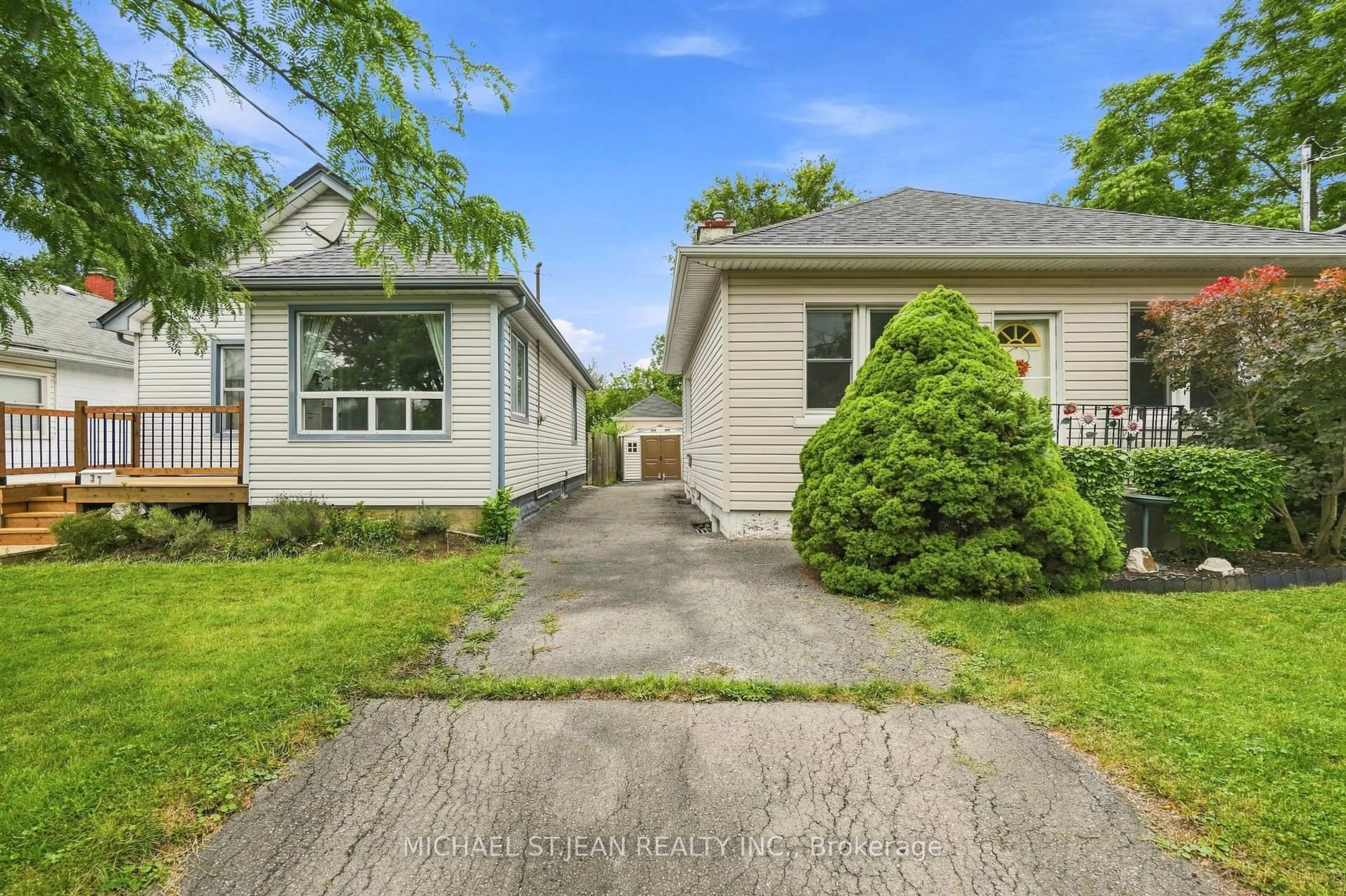 A pic from outside/outdoor area/front of a property/back of a property/a pic from drone, street for 35 Chetwood St, St. Catharines Ontario L2S 1K3