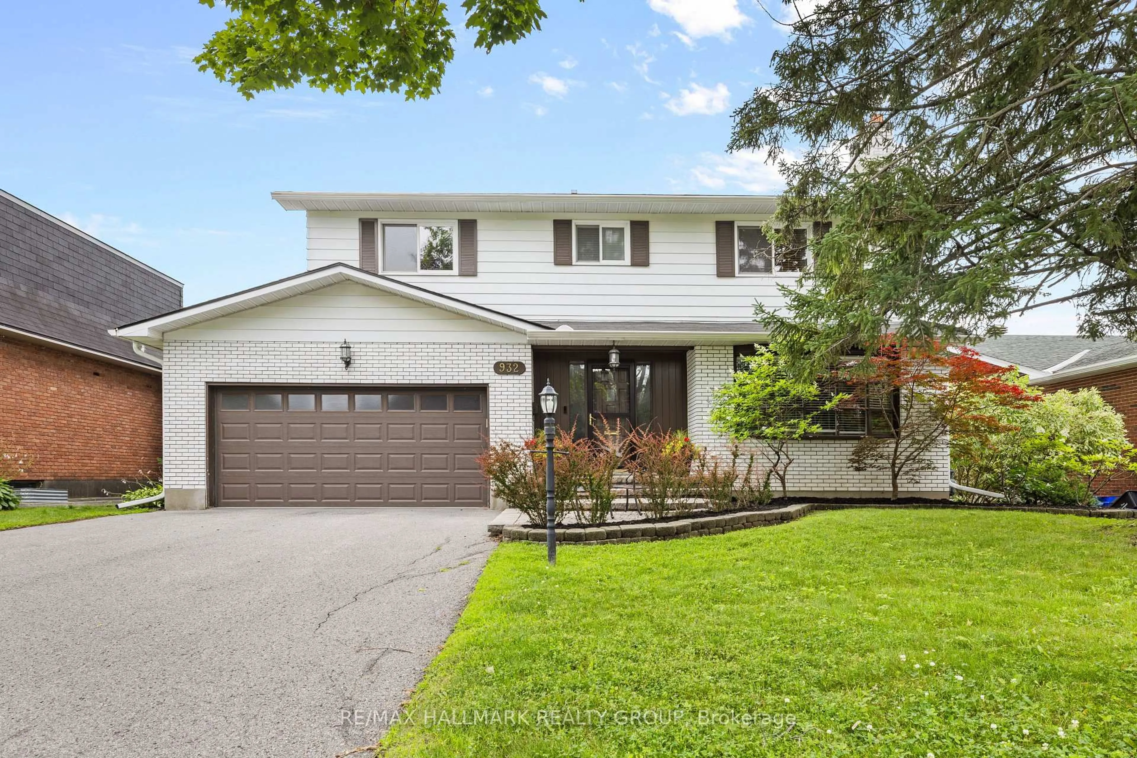 Home with vinyl exterior material, street for 932 Dresden Cres, Ottawa Ontario K2B 5J1