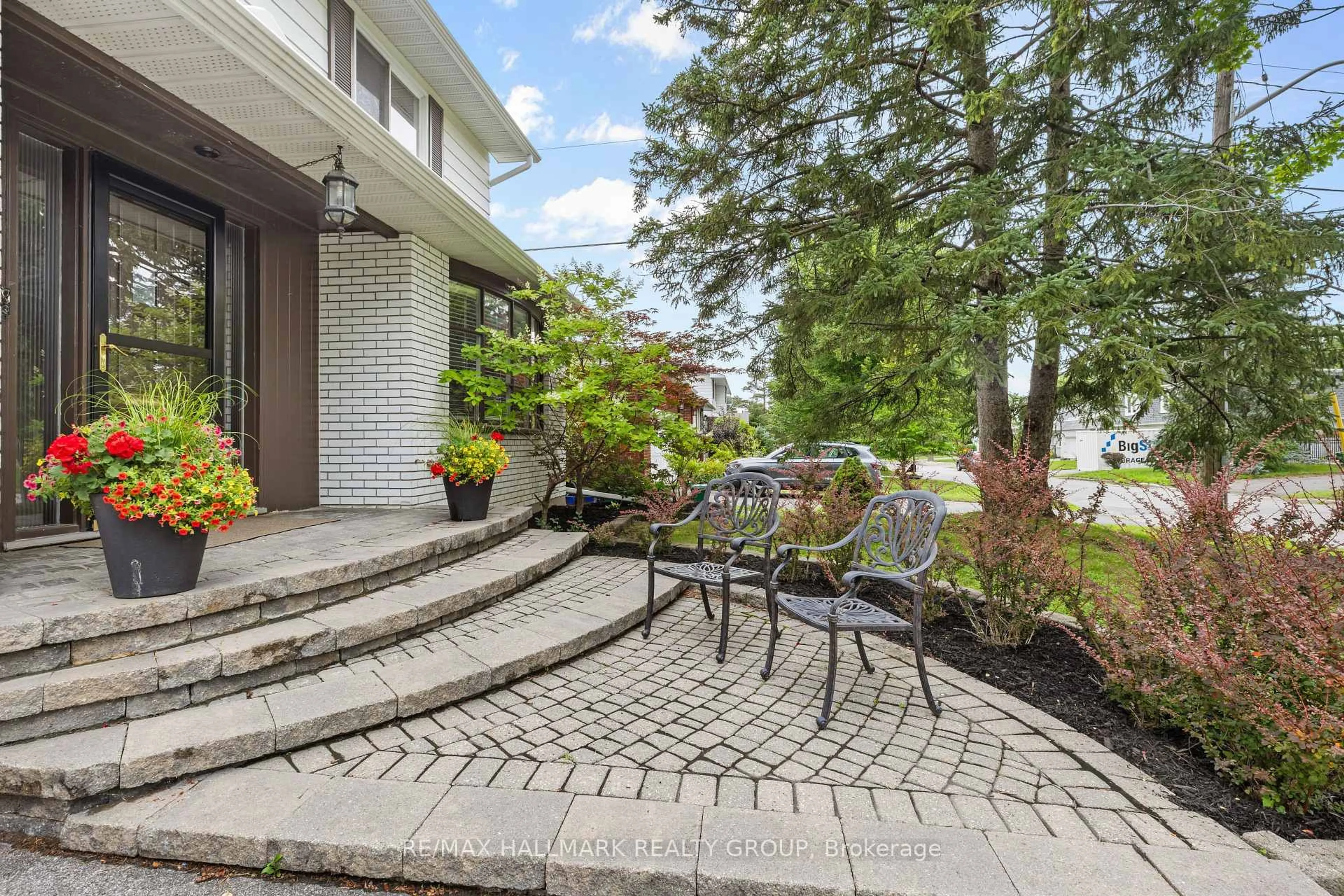 Patio, unknown for 932 Dresden Cres, Ottawa Ontario K2B 5J1