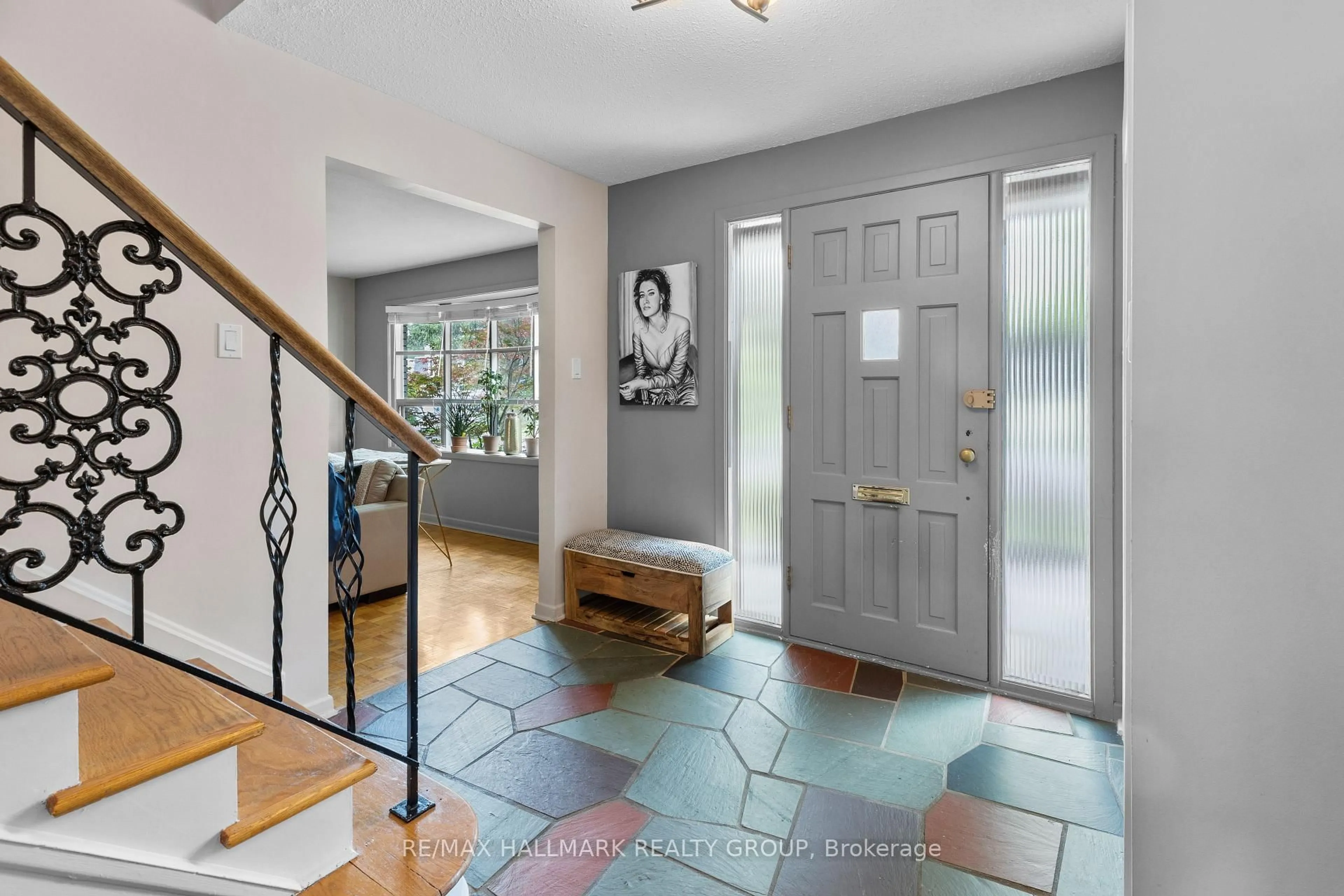 Indoor entryway for 932 Dresden Cres, Ottawa Ontario K2B 5J1