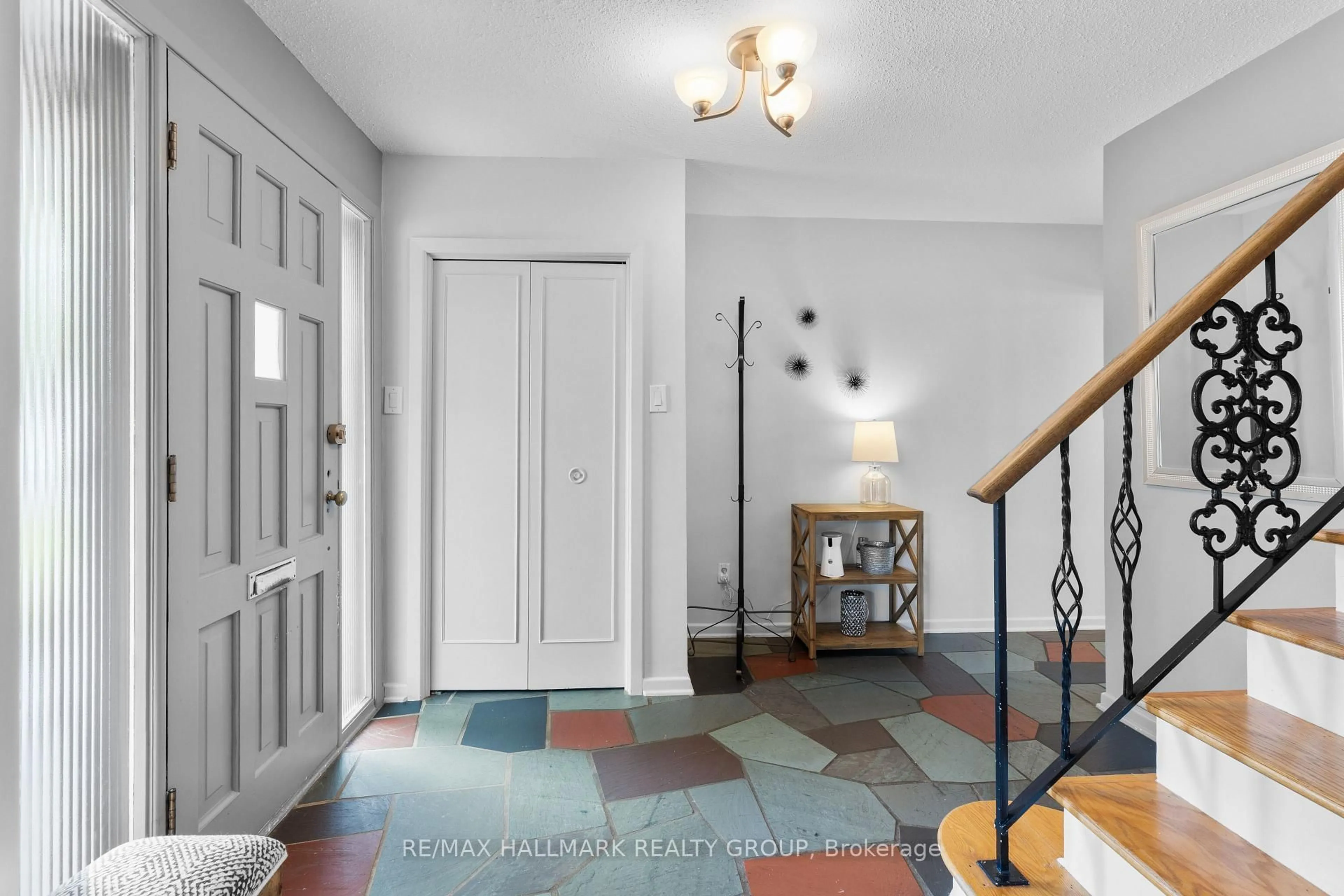 Indoor foyer for 932 Dresden Cres, Ottawa Ontario K2B 5J1