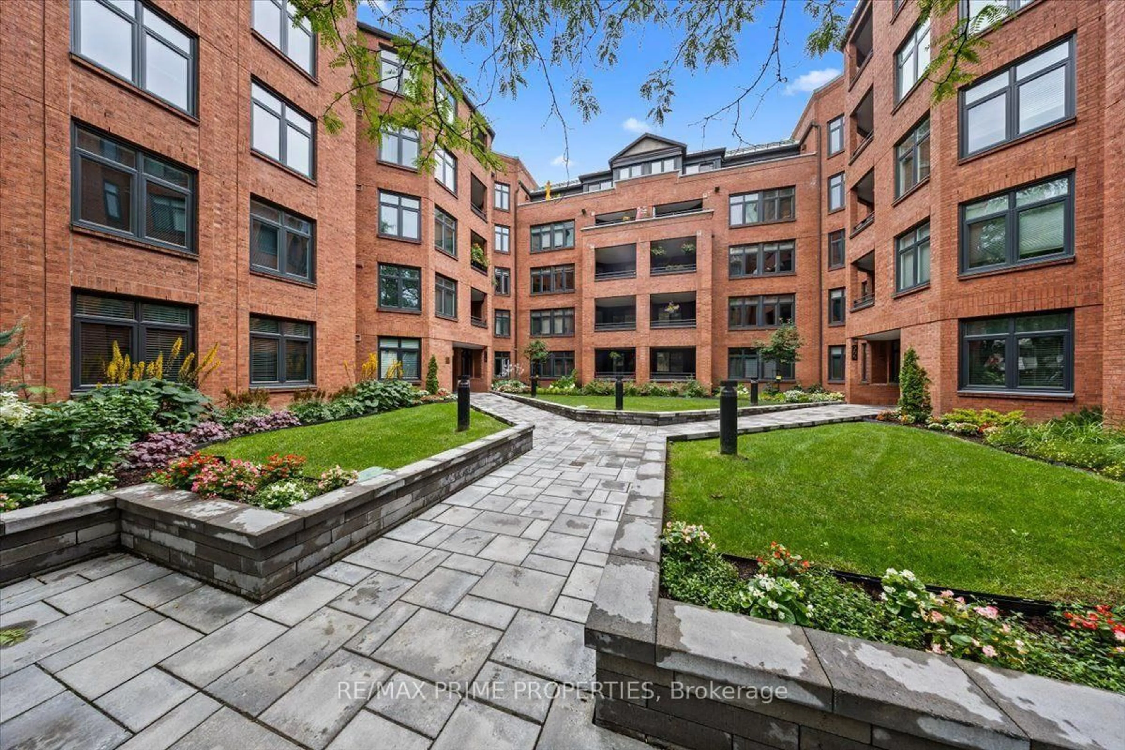 Patio, building for 205 Somerset St #105, Ottawa Ontario K2P 0J1